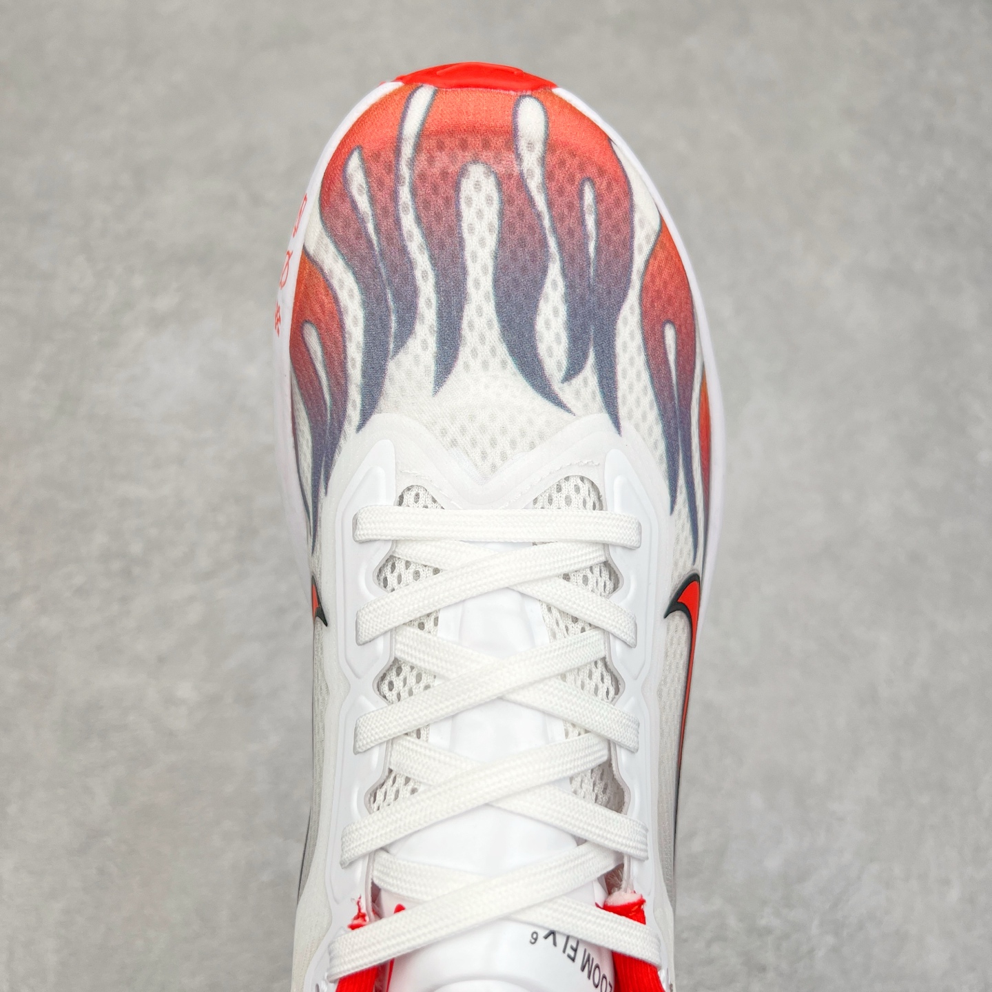 图片[4]-NK ZoomX Invincible Run Flyknit 6 轻量跑鞋 飞织低帮休闲运动慢跑鞋 厚底增高 老爹鞋 此鞋专为短跑运动员而生 是为 5 至 10 公里距离的赛事和训练打造 整体设计采用流线型的轻质工程网眼材质构成鞋面 并与其他 Running 旗舰鞋款同样搭载全脚掌 ZoomX 缓冲中底 搭配 Pebax 物料与橡胶外底 ZoomX StreakFly 首发配色以Prototype呈现 其灵感是来自开发期间的磨损测试 透过编号的标记与内侧的预期跑步距离突出研发过程 货号： HQ3498-100 尺码：36 36.5 37.5 38 38.5 39 40 40.5 41 42 42.5 43 44 45-选品中心