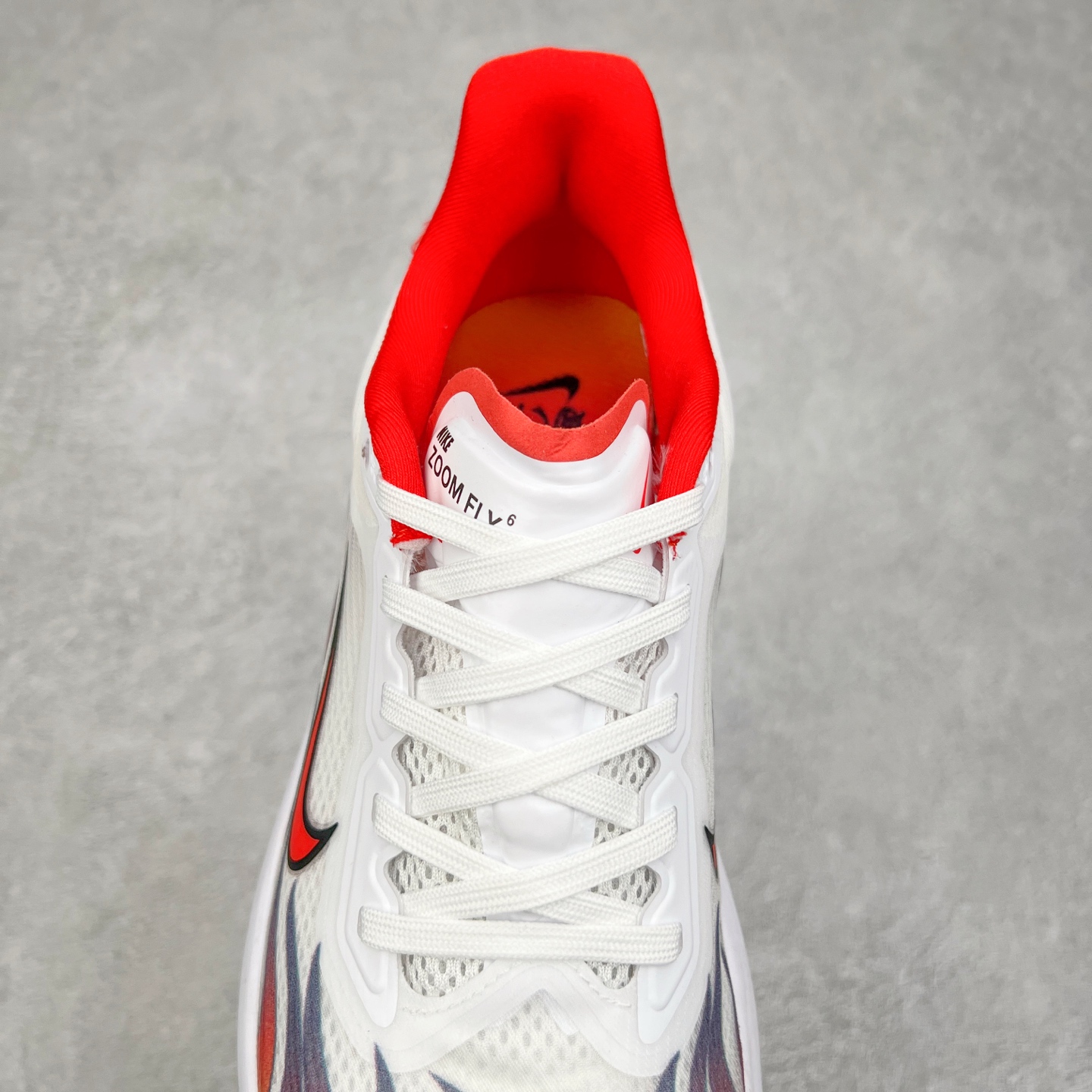 图片[5]-NK ZoomX Invincible Run Flyknit 6 轻量跑鞋 飞织低帮休闲运动慢跑鞋 厚底增高 老爹鞋 此鞋专为短跑运动员而生 是为 5 至 10 公里距离的赛事和训练打造 整体设计采用流线型的轻质工程网眼材质构成鞋面 并与其他 Running 旗舰鞋款同样搭载全脚掌 ZoomX 缓冲中底 搭配 Pebax 物料与橡胶外底 ZoomX StreakFly 首发配色以Prototype呈现 其灵感是来自开发期间的磨损测试 透过编号的标记与内侧的预期跑步距离突出研发过程 货号： HQ3498-100 尺码：36 36.5 37.5 38 38.5 39 40 40.5 41 42 42.5 43 44 45-选品中心