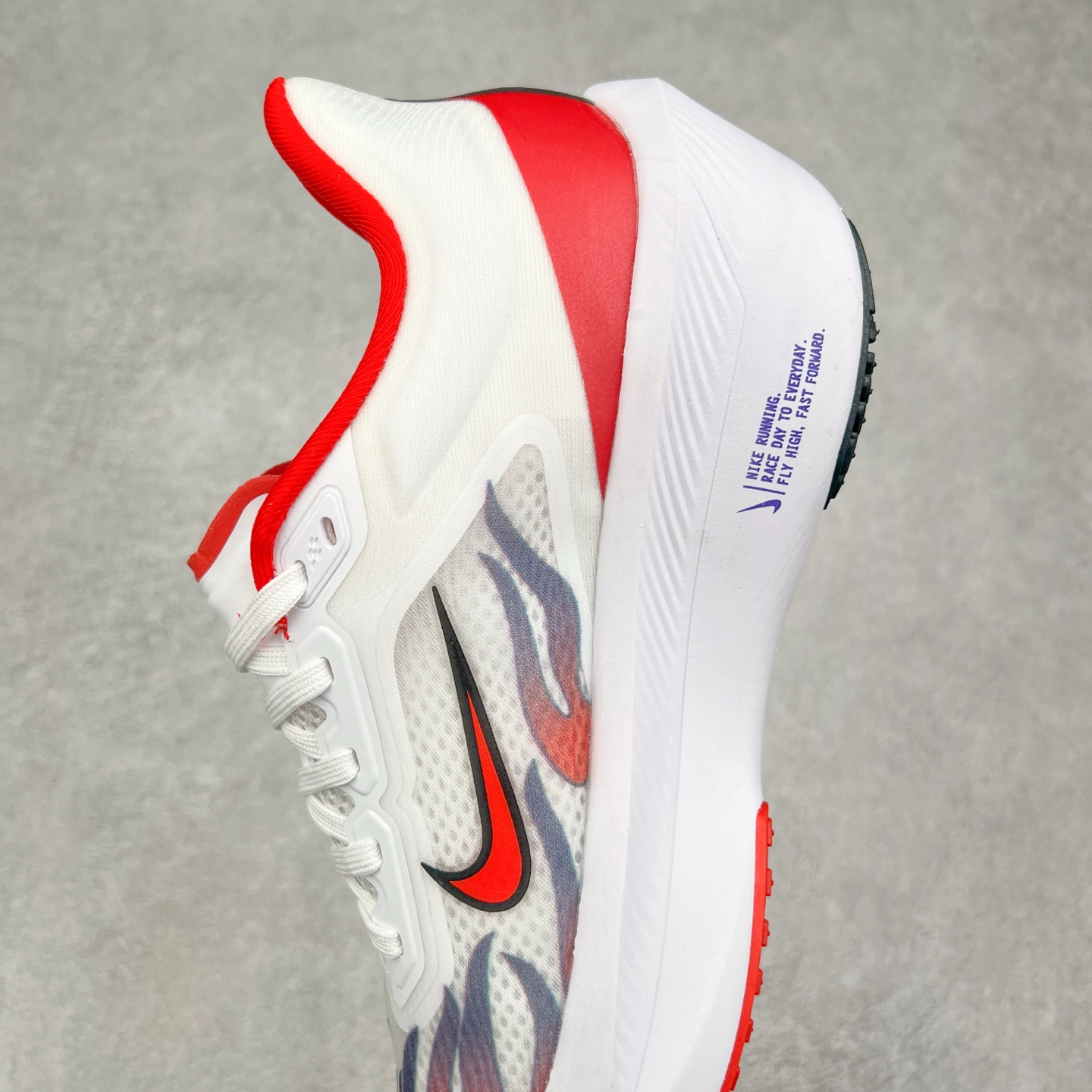 图片[7]-NK ZoomX Invincible Run Flyknit 6 轻量跑鞋 飞织低帮休闲运动慢跑鞋 厚底增高 老爹鞋 此鞋专为短跑运动员而生 是为 5 至 10 公里距离的赛事和训练打造 整体设计采用流线型的轻质工程网眼材质构成鞋面 并与其他 Running 旗舰鞋款同样搭载全脚掌 ZoomX 缓冲中底 搭配 Pebax 物料与橡胶外底 ZoomX StreakFly 首发配色以Prototype呈现 其灵感是来自开发期间的磨损测试 透过编号的标记与内侧的预期跑步距离突出研发过程 货号： HQ3498-100 尺码：36 36.5 37.5 38 38.5 39 40 40.5 41 42 42.5 43 44 45-选品中心