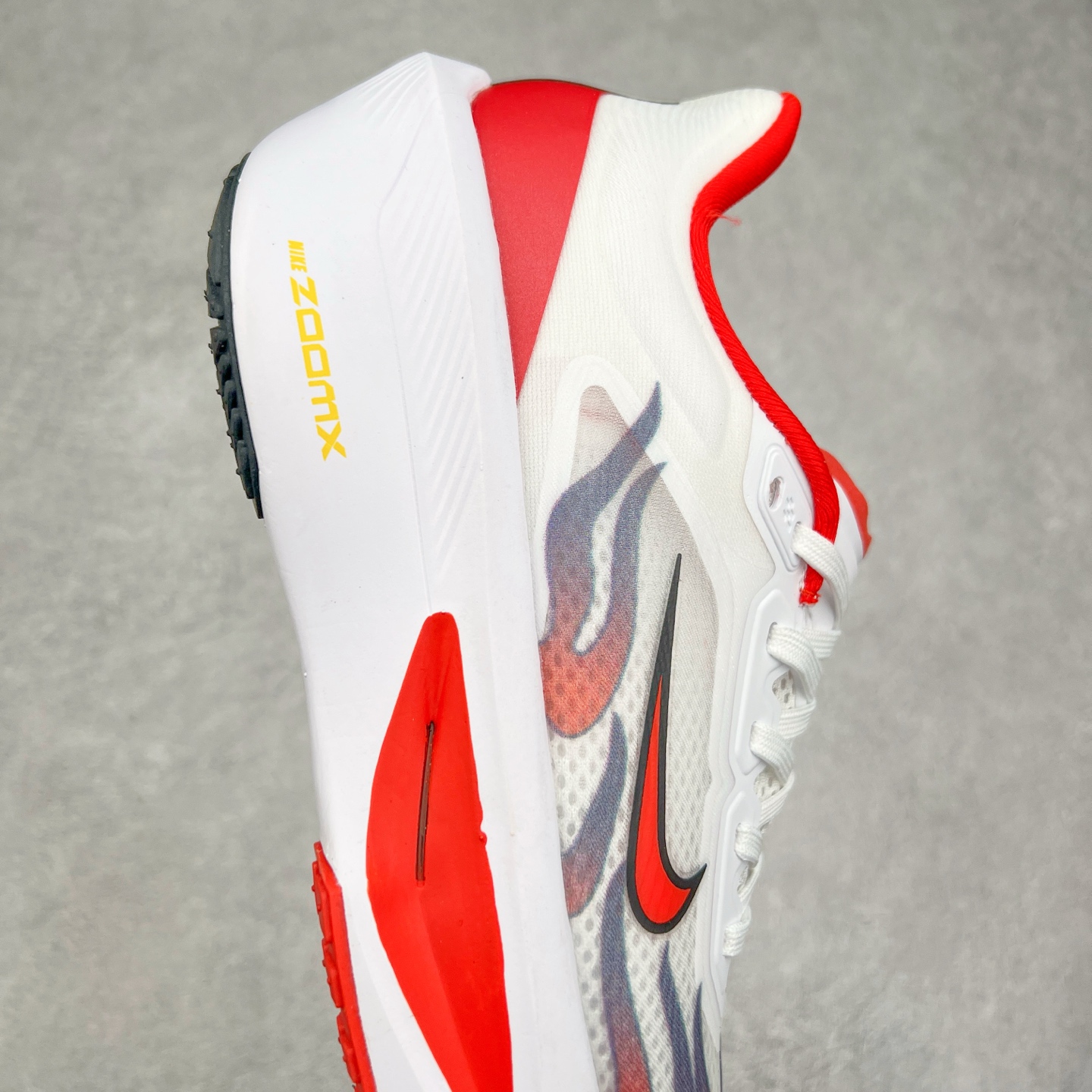 图片[6]-NK ZoomX Invincible Run Flyknit 6 轻量跑鞋 飞织低帮休闲运动慢跑鞋 厚底增高 老爹鞋 此鞋专为短跑运动员而生 是为 5 至 10 公里距离的赛事和训练打造 整体设计采用流线型的轻质工程网眼材质构成鞋面 并与其他 Running 旗舰鞋款同样搭载全脚掌 ZoomX 缓冲中底 搭配 Pebax 物料与橡胶外底 ZoomX StreakFly 首发配色以Prototype呈现 其灵感是来自开发期间的磨损测试 透过编号的标记与内侧的预期跑步距离突出研发过程 货号： HQ3498-100 尺码：36 36.5 37.5 38 38.5 39 40 40.5 41 42 42.5 43 44 45-选品中心