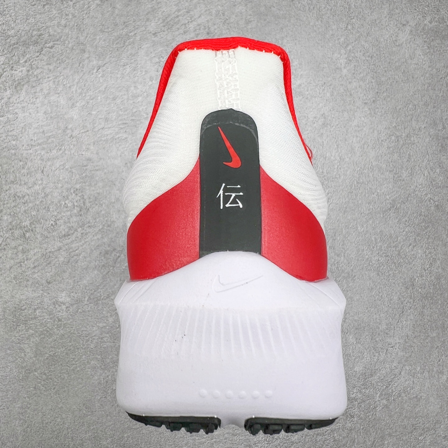 图片[8]-NK ZoomX Invincible Run Flyknit 6 轻量跑鞋 飞织低帮休闲运动慢跑鞋 厚底增高 老爹鞋 此鞋专为短跑运动员而生 是为 5 至 10 公里距离的赛事和训练打造 整体设计采用流线型的轻质工程网眼材质构成鞋面 并与其他 Running 旗舰鞋款同样搭载全脚掌 ZoomX 缓冲中底 搭配 Pebax 物料与橡胶外底 ZoomX StreakFly 首发配色以Prototype呈现 其灵感是来自开发期间的磨损测试 透过编号的标记与内侧的预期跑步距离突出研发过程 货号： HQ3498-100 尺码：36 36.5 37.5 38 38.5 39 40 40.5 41 42 42.5 43 44 45-选品中心