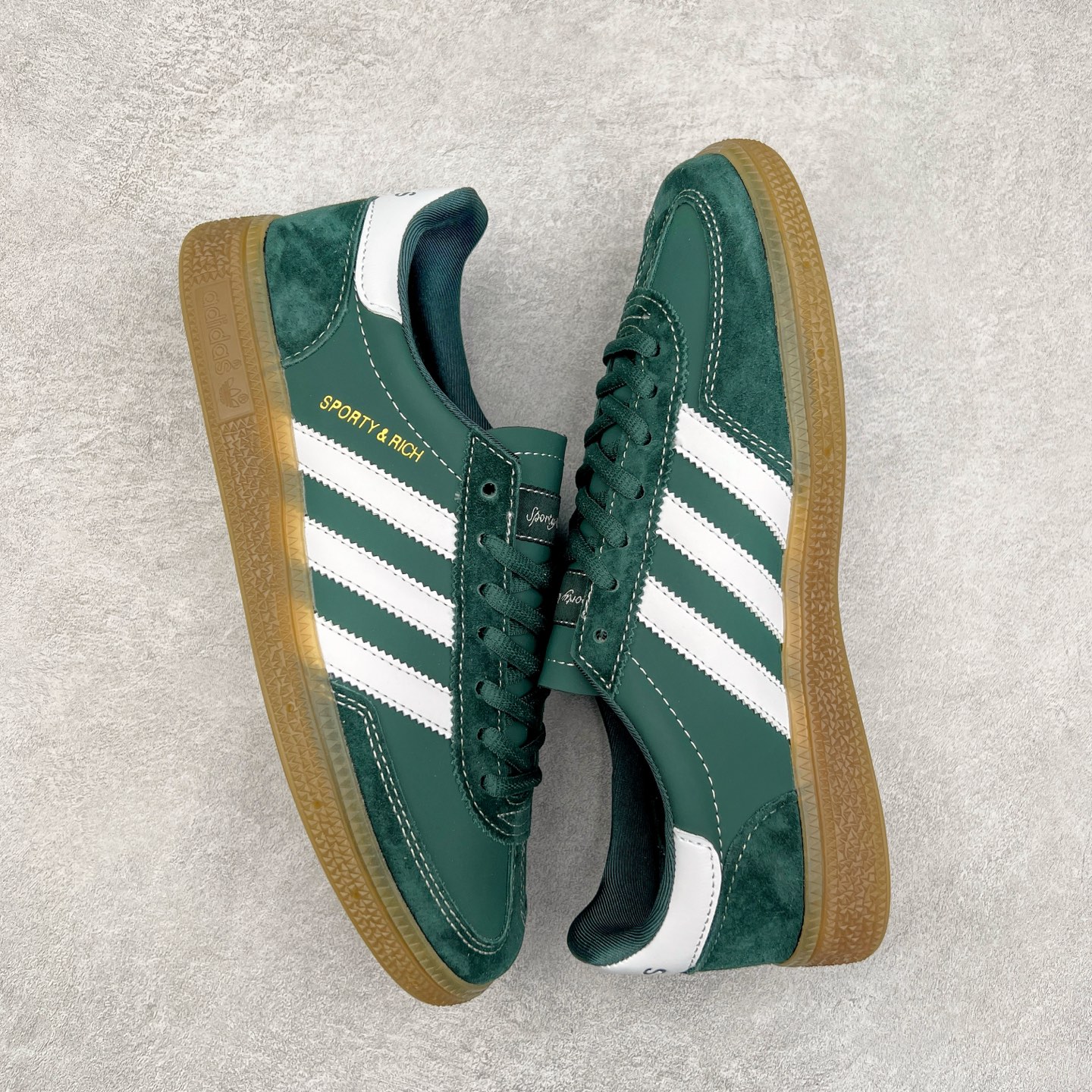 图片[3]-AD Originals Handball SPZL 手球运动员系列百搭休闲运动板鞋 JP7067 这款来自阿迪达斯的这款HANDBALL SPZL前身是一双手球运动鞋，这一次拿来复刻，所以鞋面的主要色彩选用了黑色， 鞋面外侧除了Spezial字母之外还有三叶草标志。Handball SPZL作为复古手球训练鞋与作为室内足球鞋的Samba有着异曲同工之处，但是质感更为出众的鞋身以及丰富的配色选择比起Samba来讲可以说是更胜一筹了！尺码：36 36⅔ 37⅓ 38 38⅔ 39⅓ 40 40⅔ 41⅓ 42 42⅔ 43⅓ 44 45-选品中心