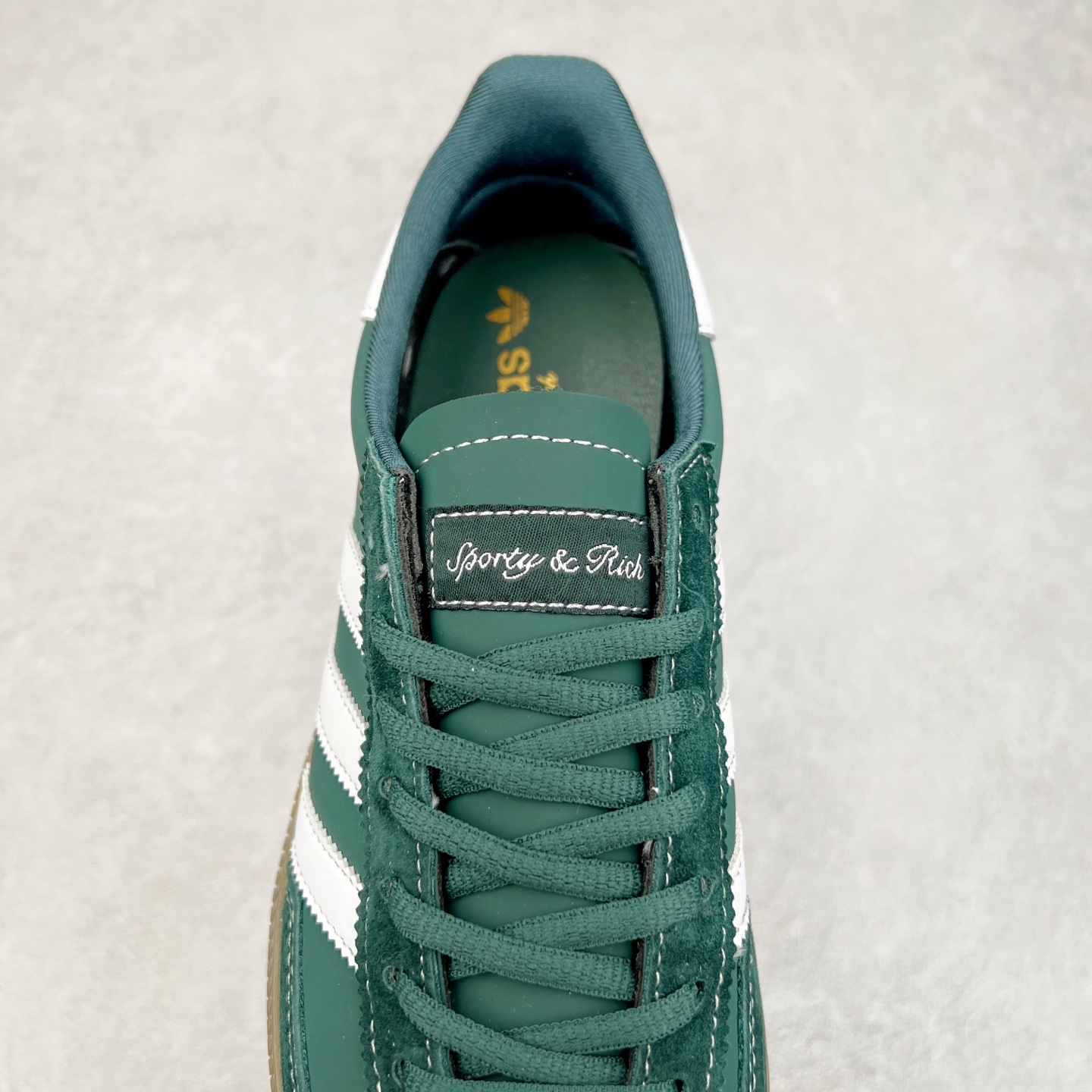图片[5]-AD Originals Handball SPZL 手球运动员系列百搭休闲运动板鞋 JP7067 这款来自阿迪达斯的这款HANDBALL SPZL前身是一双手球运动鞋，这一次拿来复刻，所以鞋面的主要色彩选用了黑色， 鞋面外侧除了Spezial字母之外还有三叶草标志。Handball SPZL作为复古手球训练鞋与作为室内足球鞋的Samba有着异曲同工之处，但是质感更为出众的鞋身以及丰富的配色选择比起Samba来讲可以说是更胜一筹了！尺码：36 36⅔ 37⅓ 38 38⅔ 39⅓ 40 40⅔ 41⅓ 42 42⅔ 43⅓ 44 45-选品中心