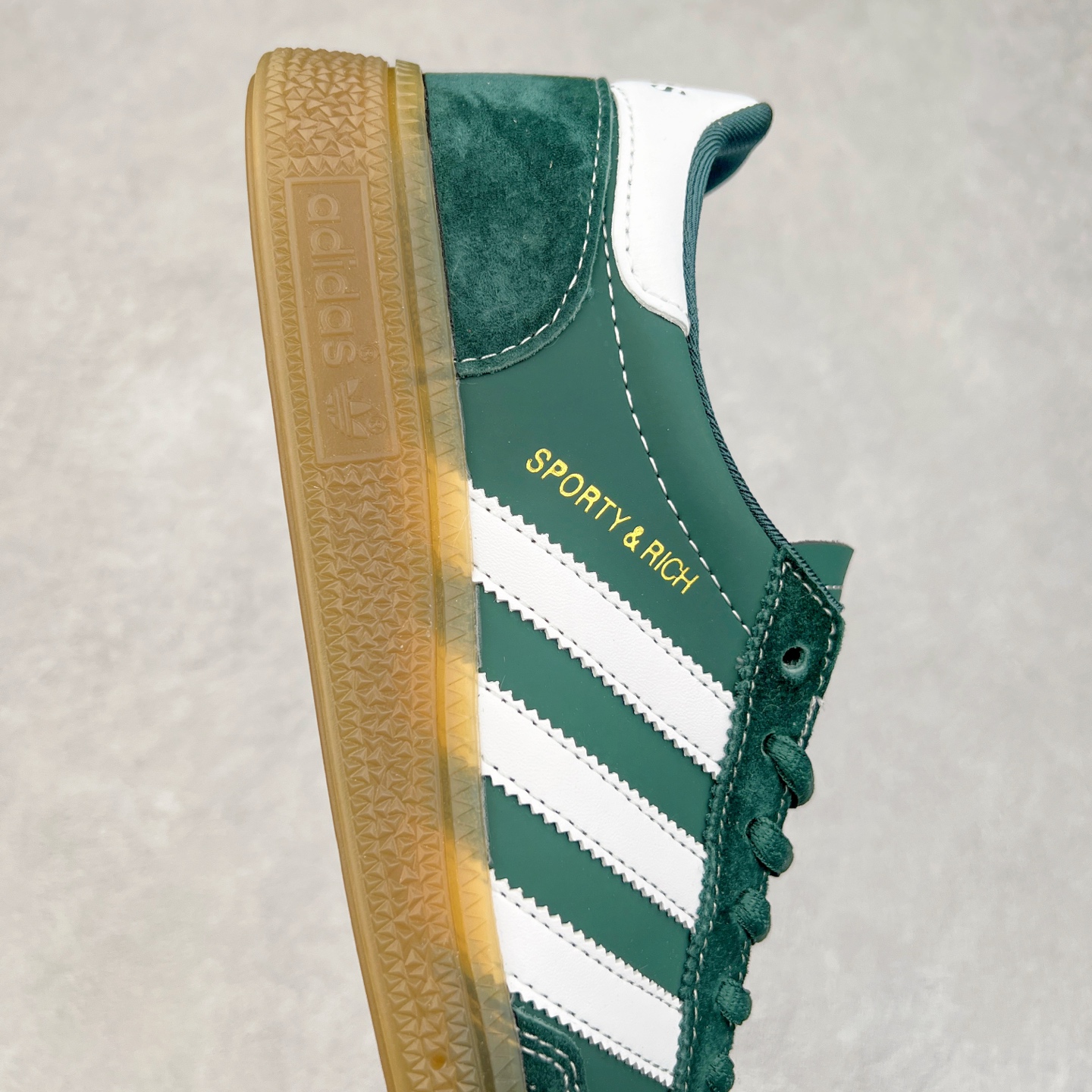 图片[6]-AD Originals Handball SPZL 手球运动员系列百搭休闲运动板鞋 JP7067 这款来自阿迪达斯的这款HANDBALL SPZL前身是一双手球运动鞋，这一次拿来复刻，所以鞋面的主要色彩选用了黑色， 鞋面外侧除了Spezial字母之外还有三叶草标志。Handball SPZL作为复古手球训练鞋与作为室内足球鞋的Samba有着异曲同工之处，但是质感更为出众的鞋身以及丰富的配色选择比起Samba来讲可以说是更胜一筹了！尺码：36 36⅔ 37⅓ 38 38⅔ 39⅓ 40 40⅔ 41⅓ 42 42⅔ 43⅓ 44 45-选品中心