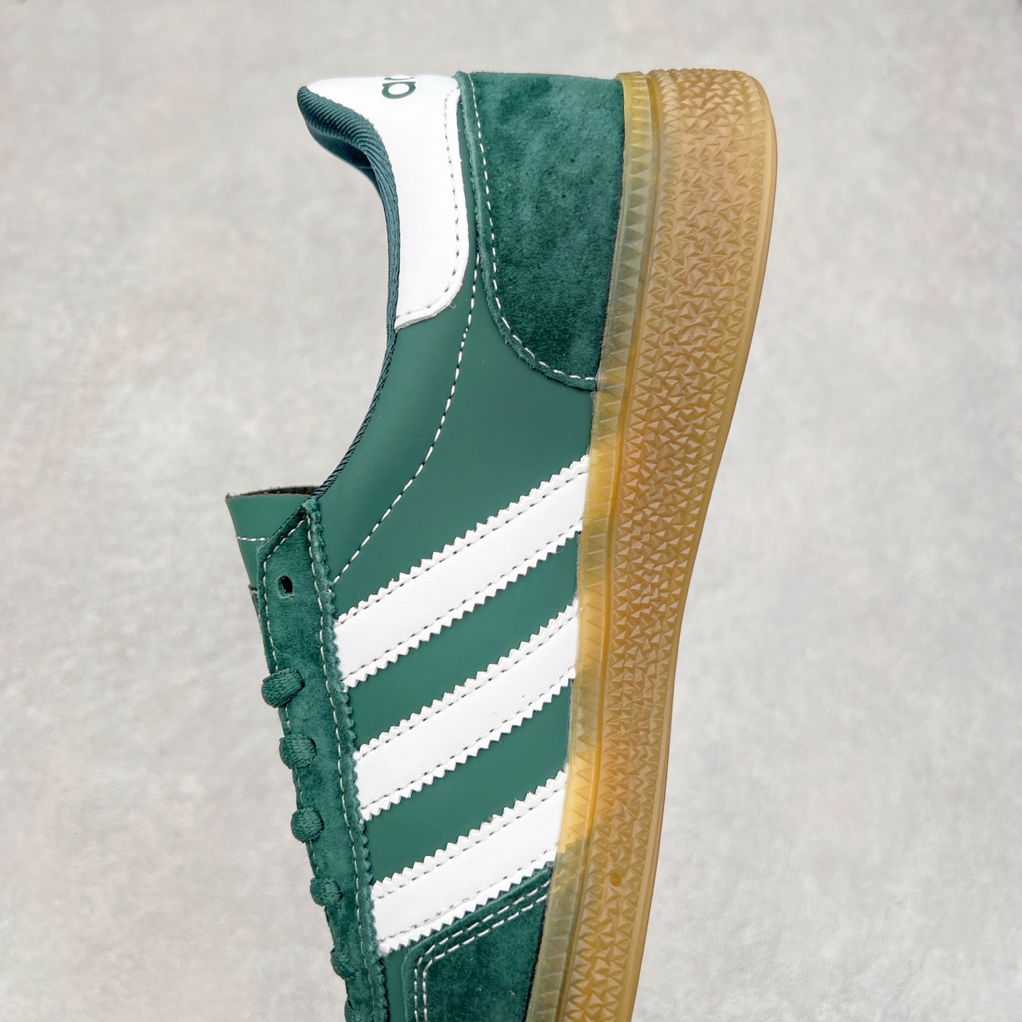 图片[7]-AD Originals Handball SPZL 手球运动员系列百搭休闲运动板鞋 JP7067 这款来自阿迪达斯的这款HANDBALL SPZL前身是一双手球运动鞋，这一次拿来复刻，所以鞋面的主要色彩选用了黑色， 鞋面外侧除了Spezial字母之外还有三叶草标志。Handball SPZL作为复古手球训练鞋与作为室内足球鞋的Samba有着异曲同工之处，但是质感更为出众的鞋身以及丰富的配色选择比起Samba来讲可以说是更胜一筹了！尺码：36 36⅔ 37⅓ 38 38⅔ 39⅓ 40 40⅔ 41⅓ 42 42⅔ 43⅓ 44 45-选品中心