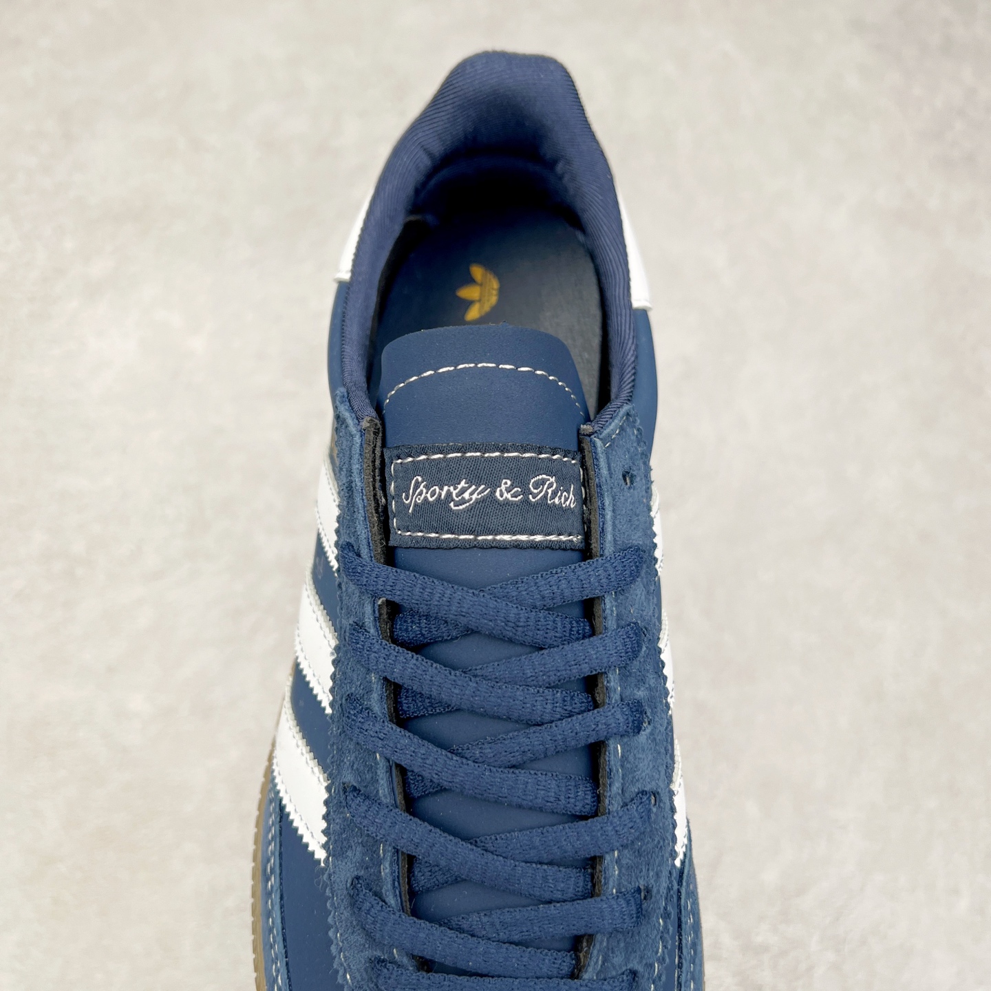 图片[5]-AD Originals Handball SPZL 手球运动员系列百搭休闲运动板鞋 JP7066 这款来自阿迪达斯的这款HANDBALL SPZL前身是一双手球运动鞋，这一次拿来复刻，所以鞋面的主要色彩选用了黑色， 鞋面外侧除了Spezial字母之外还有三叶草标志。Handball SPZL作为复古手球训练鞋与作为室内足球鞋的Samba有着异曲同工之处，但是质感更为出众的鞋身以及丰富的配色选择比起Samba来讲可以说是更胜一筹了！尺码：36 36⅔ 37⅓ 38 38⅔ 39⅓ 40 40⅔ 41⅓ 42 42⅔ 43⅓ 44 45-选品中心