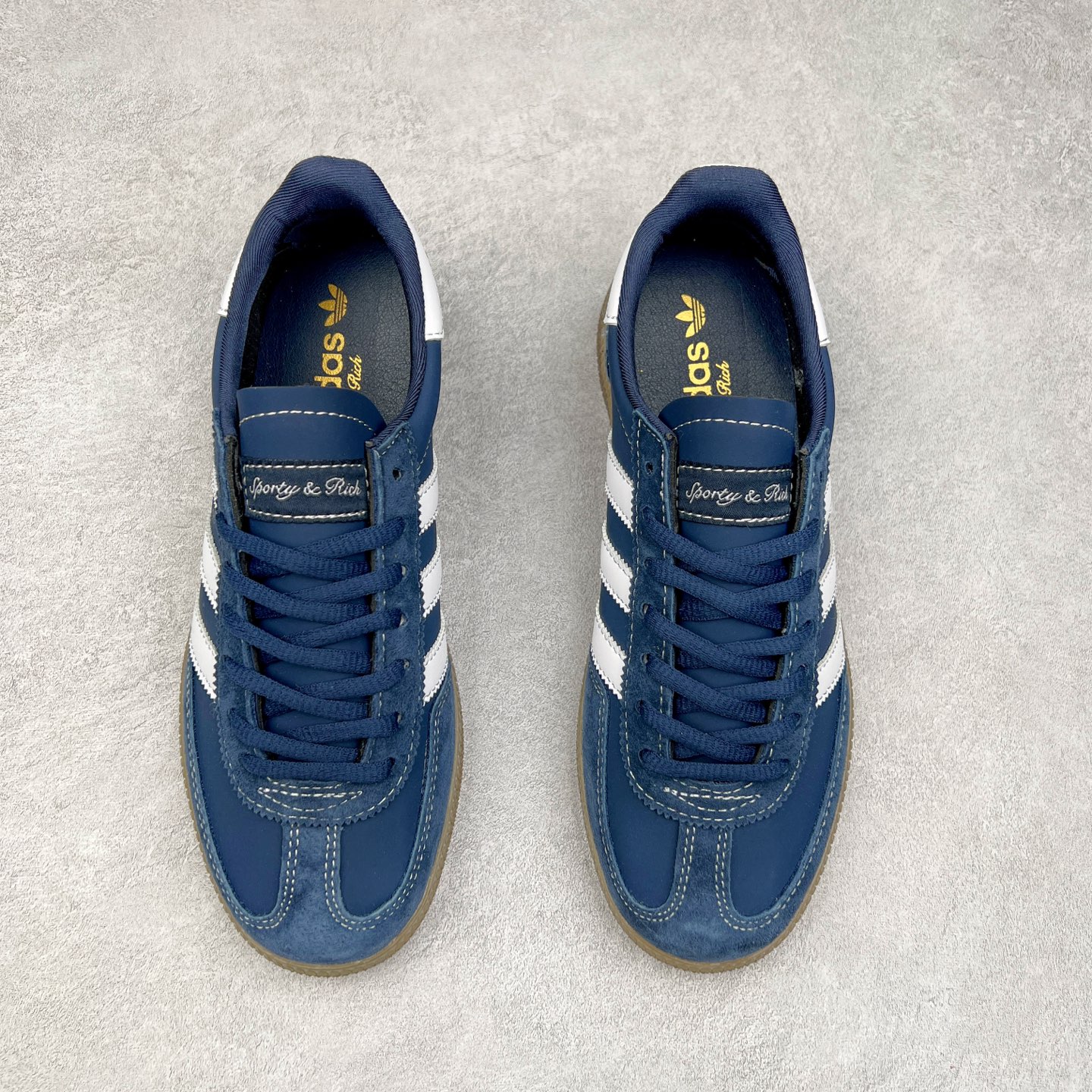 图片[2]-AD Originals Handball SPZL 手球运动员系列百搭休闲运动板鞋 JP7066 这款来自阿迪达斯的这款HANDBALL SPZL前身是一双手球运动鞋，这一次拿来复刻，所以鞋面的主要色彩选用了黑色， 鞋面外侧除了Spezial字母之外还有三叶草标志。Handball SPZL作为复古手球训练鞋与作为室内足球鞋的Samba有着异曲同工之处，但是质感更为出众的鞋身以及丰富的配色选择比起Samba来讲可以说是更胜一筹了！尺码：36 36⅔ 37⅓ 38 38⅔ 39⅓ 40 40⅔ 41⅓ 42 42⅔ 43⅓ 44 45-选品中心