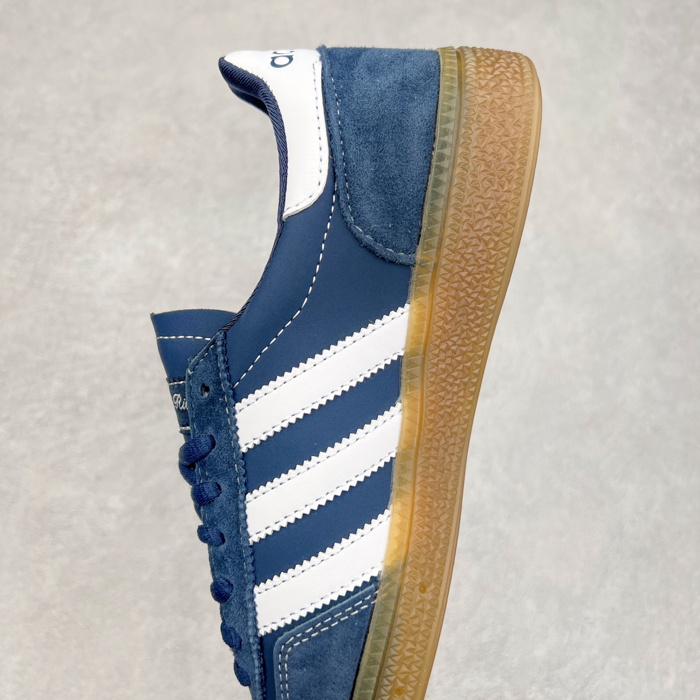 图片[7]-AD Originals Handball SPZL 手球运动员系列百搭休闲运动板鞋 JP7066 这款来自阿迪达斯的这款HANDBALL SPZL前身是一双手球运动鞋，这一次拿来复刻，所以鞋面的主要色彩选用了黑色， 鞋面外侧除了Spezial字母之外还有三叶草标志。Handball SPZL作为复古手球训练鞋与作为室内足球鞋的Samba有着异曲同工之处，但是质感更为出众的鞋身以及丰富的配色选择比起Samba来讲可以说是更胜一筹了！尺码：36 36⅔ 37⅓ 38 38⅔ 39⅓ 40 40⅔ 41⅓ 42 42⅔ 43⅓ 44 45-选品中心