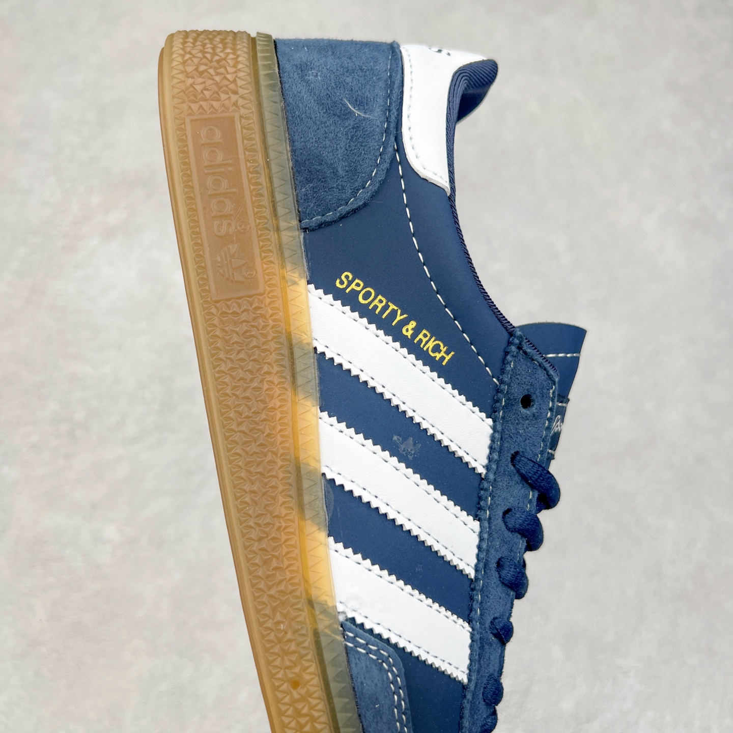 图片[6]-AD Originals Handball SPZL 手球运动员系列百搭休闲运动板鞋 JP7066 这款来自阿迪达斯的这款HANDBALL SPZL前身是一双手球运动鞋，这一次拿来复刻，所以鞋面的主要色彩选用了黑色， 鞋面外侧除了Spezial字母之外还有三叶草标志。Handball SPZL作为复古手球训练鞋与作为室内足球鞋的Samba有着异曲同工之处，但是质感更为出众的鞋身以及丰富的配色选择比起Samba来讲可以说是更胜一筹了！尺码：36 36⅔ 37⅓ 38 38⅔ 39⅓ 40 40⅔ 41⅓ 42 42⅔ 43⅓ 44 45-选品中心