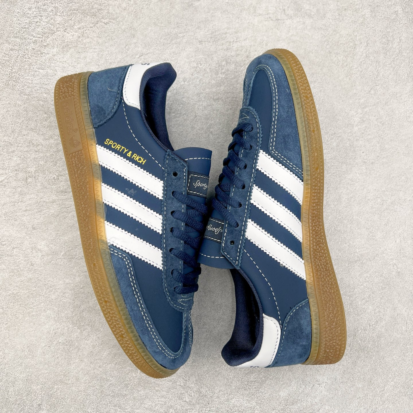 图片[3]-AD Originals Handball SPZL 手球运动员系列百搭休闲运动板鞋 JP7066 这款来自阿迪达斯的这款HANDBALL SPZL前身是一双手球运动鞋，这一次拿来复刻，所以鞋面的主要色彩选用了黑色， 鞋面外侧除了Spezial字母之外还有三叶草标志。Handball SPZL作为复古手球训练鞋与作为室内足球鞋的Samba有着异曲同工之处，但是质感更为出众的鞋身以及丰富的配色选择比起Samba来讲可以说是更胜一筹了！尺码：36 36⅔ 37⅓ 38 38⅔ 39⅓ 40 40⅔ 41⅓ 42 42⅔ 43⅓ 44 45-选品中心