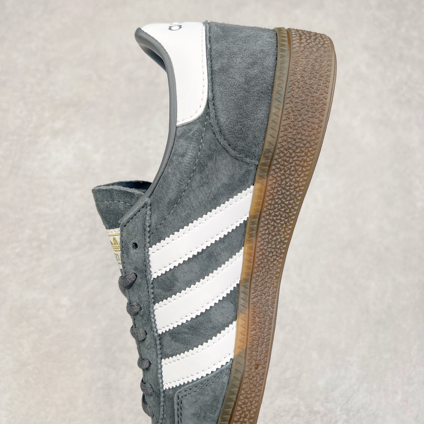 图片[7]-AD Originals Handball SPZL 手球运动员系列百搭休闲运动板鞋 D96795 这款来自阿迪达斯的这款HANDBALL SPZL前身是一双手球运动鞋，这一次拿来复刻，所以鞋面的主要色彩选用了黑色， 鞋面外侧除了Spezial字母之外还有三叶草标志。Handball SPZL作为复古手球训练鞋与作为室内足球鞋的Samba有着异曲同工之处，但是质感更为出众的鞋身以及丰富的配色选择比起Samba来讲可以说是更胜一筹了！尺码：36 36⅔ 37⅓ 38 38⅔ 39⅓ 40 40⅔ 41⅓ 42 42⅔ 43⅓ 44 45-选品中心