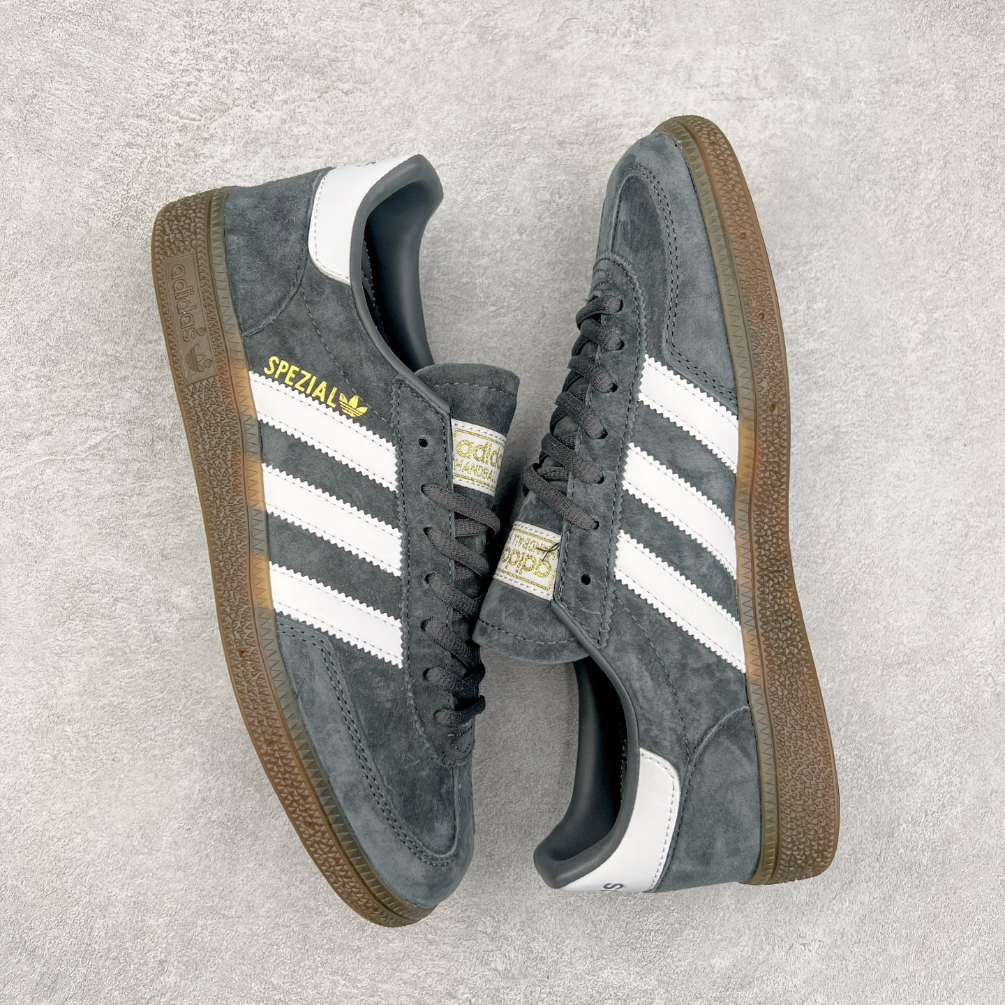 图片[3]-AD Originals Handball SPZL 手球运动员系列百搭休闲运动板鞋 D96795 这款来自阿迪达斯的这款HANDBALL SPZL前身是一双手球运动鞋，这一次拿来复刻，所以鞋面的主要色彩选用了黑色， 鞋面外侧除了Spezial字母之外还有三叶草标志。Handball SPZL作为复古手球训练鞋与作为室内足球鞋的Samba有着异曲同工之处，但是质感更为出众的鞋身以及丰富的配色选择比起Samba来讲可以说是更胜一筹了！尺码：36 36⅔ 37⅓ 38 38⅔ 39⅓ 40 40⅔ 41⅓ 42 42⅔ 43⅓ 44 45-选品中心