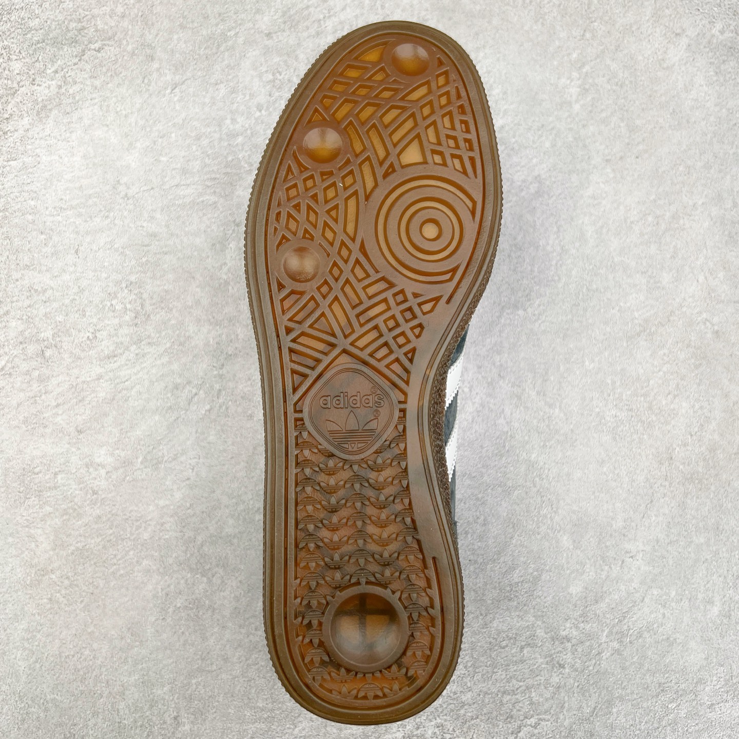 图片[9]-AD Originals Handball SPZL 手球运动员系列百搭休闲运动板鞋 D96795 这款来自阿迪达斯的这款HANDBALL SPZL前身是一双手球运动鞋，这一次拿来复刻，所以鞋面的主要色彩选用了黑色， 鞋面外侧除了Spezial字母之外还有三叶草标志。Handball SPZL作为复古手球训练鞋与作为室内足球鞋的Samba有着异曲同工之处，但是质感更为出众的鞋身以及丰富的配色选择比起Samba来讲可以说是更胜一筹了！尺码：36 36⅔ 37⅓ 38 38⅔ 39⅓ 40 40⅔ 41⅓ 42 42⅔ 43⅓ 44 45-选品中心