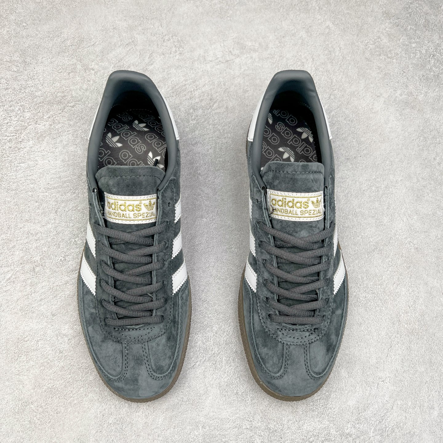 图片[2]-AD Originals Handball SPZL 手球运动员系列百搭休闲运动板鞋 D96795 这款来自阿迪达斯的这款HANDBALL SPZL前身是一双手球运动鞋，这一次拿来复刻，所以鞋面的主要色彩选用了黑色， 鞋面外侧除了Spezial字母之外还有三叶草标志。Handball SPZL作为复古手球训练鞋与作为室内足球鞋的Samba有着异曲同工之处，但是质感更为出众的鞋身以及丰富的配色选择比起Samba来讲可以说是更胜一筹了！尺码：36 36⅔ 37⅓ 38 38⅔ 39⅓ 40 40⅔ 41⅓ 42 42⅔ 43⅓ 44 45-选品中心