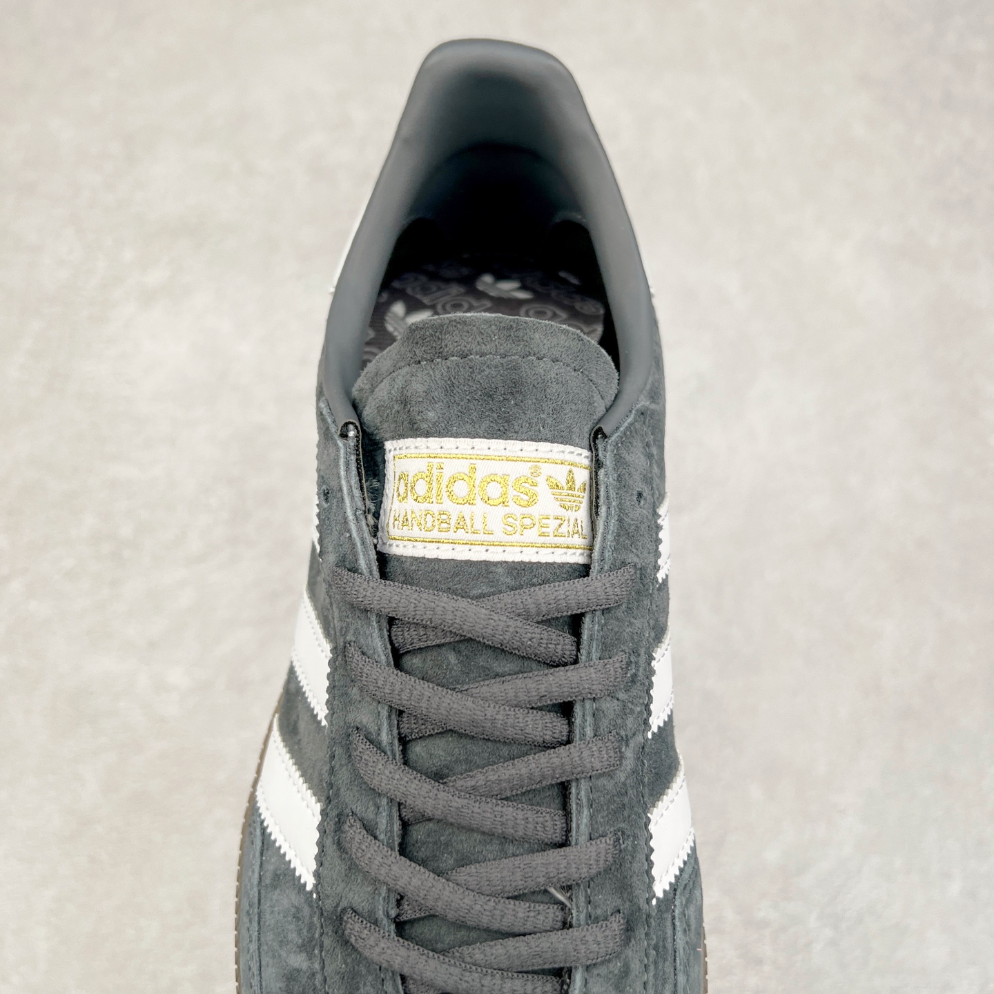 图片[5]-AD Originals Handball SPZL 手球运动员系列百搭休闲运动板鞋 D96795 这款来自阿迪达斯的这款HANDBALL SPZL前身是一双手球运动鞋，这一次拿来复刻，所以鞋面的主要色彩选用了黑色， 鞋面外侧除了Spezial字母之外还有三叶草标志。Handball SPZL作为复古手球训练鞋与作为室内足球鞋的Samba有着异曲同工之处，但是质感更为出众的鞋身以及丰富的配色选择比起Samba来讲可以说是更胜一筹了！尺码：36 36⅔ 37⅓ 38 38⅔ 39⅓ 40 40⅔ 41⅓ 42 42⅔ 43⅓ 44 45-选品中心