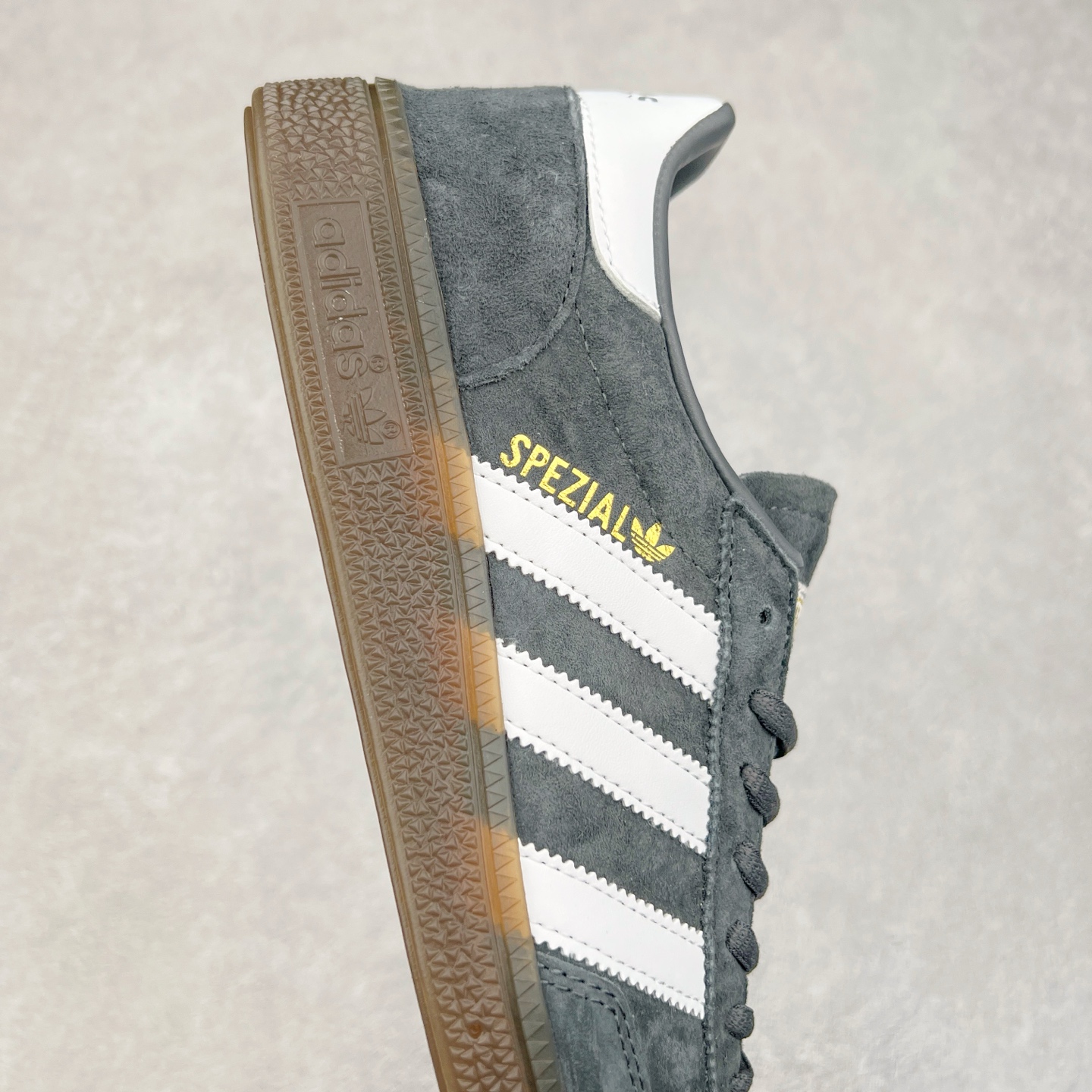 图片[6]-AD Originals Handball SPZL 手球运动员系列百搭休闲运动板鞋 D96795 这款来自阿迪达斯的这款HANDBALL SPZL前身是一双手球运动鞋，这一次拿来复刻，所以鞋面的主要色彩选用了黑色， 鞋面外侧除了Spezial字母之外还有三叶草标志。Handball SPZL作为复古手球训练鞋与作为室内足球鞋的Samba有着异曲同工之处，但是质感更为出众的鞋身以及丰富的配色选择比起Samba来讲可以说是更胜一筹了！尺码：36 36⅔ 37⅓ 38 38⅔ 39⅓ 40 40⅔ 41⅓ 42 42⅔ 43⅓ 44 45-选品中心