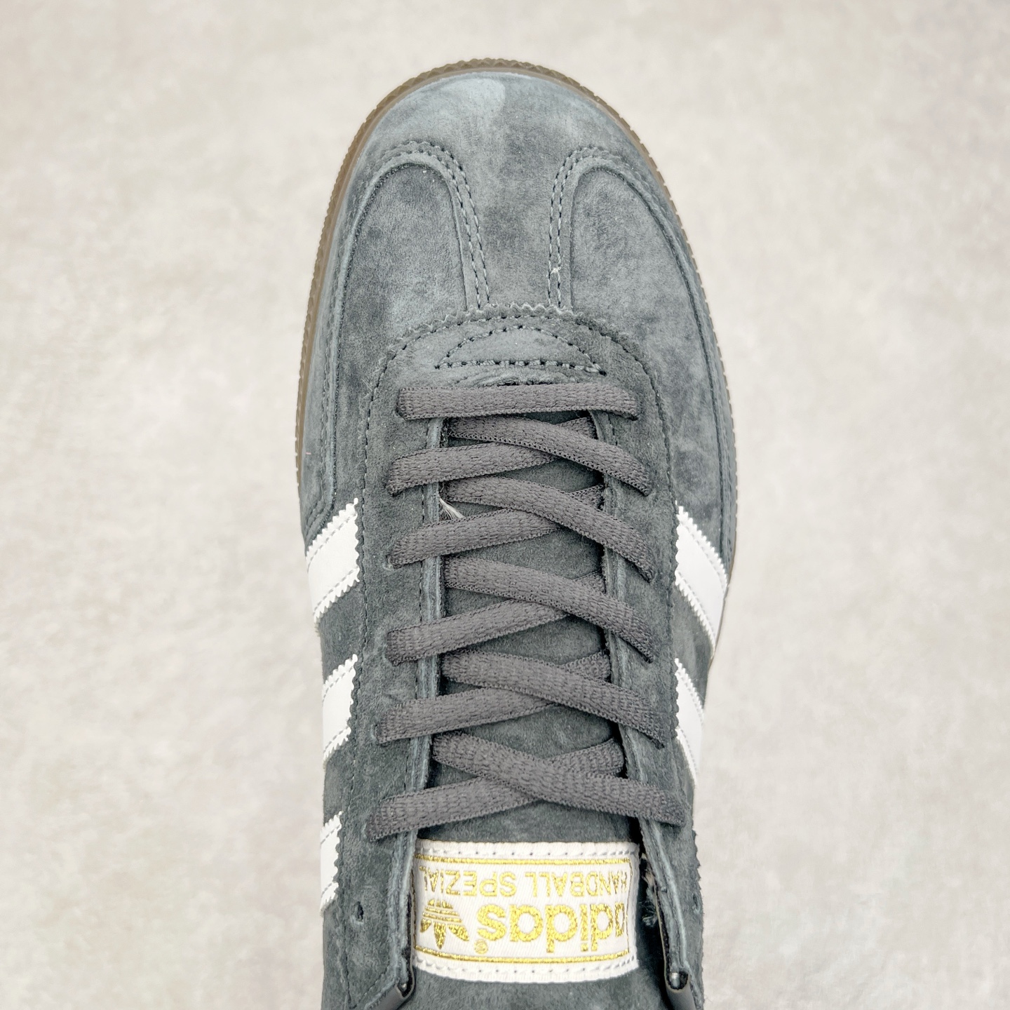 图片[4]-AD Originals Handball SPZL 手球运动员系列百搭休闲运动板鞋 D96795 这款来自阿迪达斯的这款HANDBALL SPZL前身是一双手球运动鞋，这一次拿来复刻，所以鞋面的主要色彩选用了黑色， 鞋面外侧除了Spezial字母之外还有三叶草标志。Handball SPZL作为复古手球训练鞋与作为室内足球鞋的Samba有着异曲同工之处，但是质感更为出众的鞋身以及丰富的配色选择比起Samba来讲可以说是更胜一筹了！尺码：36 36⅔ 37⅓ 38 38⅔ 39⅓ 40 40⅔ 41⅓ 42 42⅔ 43⅓ 44 45-选品中心