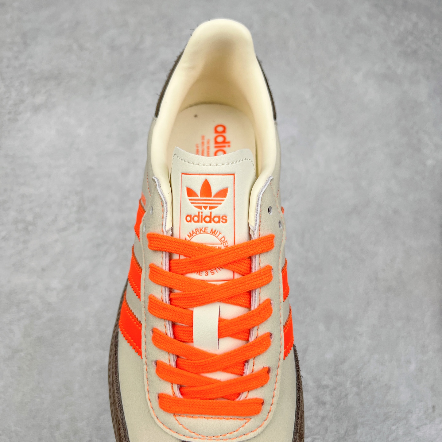 图片[5]-AD Original Samba OG 复古经典轻便板鞋 JI2732 这款桑巴鞋展示了高质量的工艺 带有装饰的超锁缝制和无缝的手感 柔软、柔软的皮革造型和标志性的3条纹完成了精致的外观 正规合身鞋带 鞋面上有绒面鞋垫 橡胶鞋底 享受正畸套筒软感 自50年代首次亮相以来就一直在赢得粉丝的青睐 尺码：36 36.5 37.5 38 38.5 39 40 40.5 41 42 42.5 43 44 44.5 45-选品中心