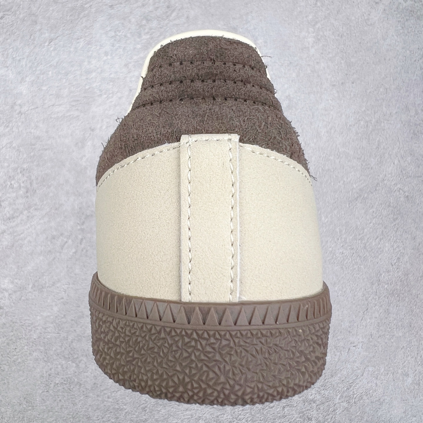 图片[8]-AD Original Samba OG 复古经典轻便板鞋 JI2732 这款桑巴鞋展示了高质量的工艺 带有装饰的超锁缝制和无缝的手感 柔软、柔软的皮革造型和标志性的3条纹完成了精致的外观 正规合身鞋带 鞋面上有绒面鞋垫 橡胶鞋底 享受正畸套筒软感 自50年代首次亮相以来就一直在赢得粉丝的青睐 尺码：36 36.5 37.5 38 38.5 39 40 40.5 41 42 42.5 43 44 44.5 45-选品中心