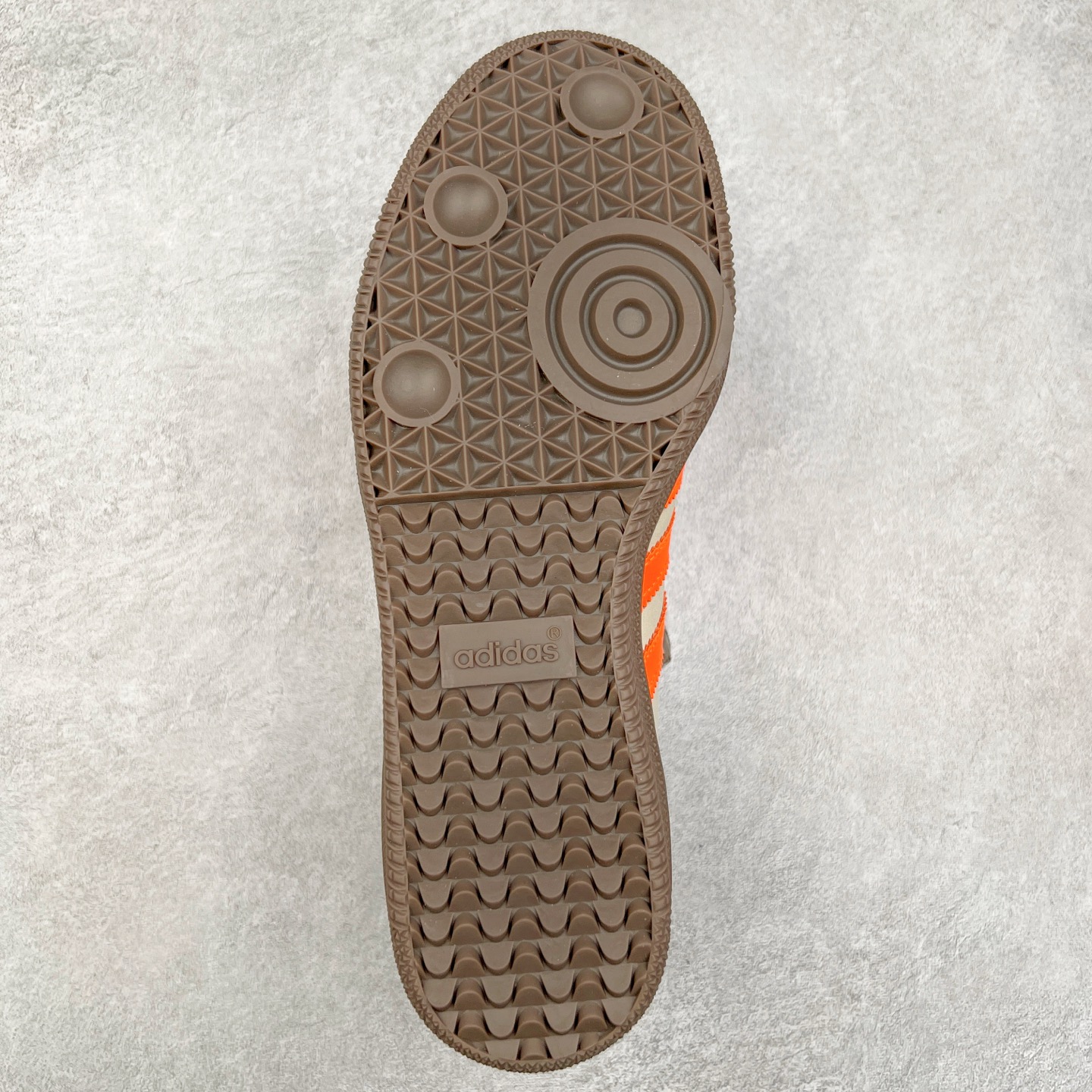 图片[9]-AD Original Samba OG 复古经典轻便板鞋 JI2732 这款桑巴鞋展示了高质量的工艺 带有装饰的超锁缝制和无缝的手感 柔软、柔软的皮革造型和标志性的3条纹完成了精致的外观 正规合身鞋带 鞋面上有绒面鞋垫 橡胶鞋底 享受正畸套筒软感 自50年代首次亮相以来就一直在赢得粉丝的青睐 尺码：36 36.5 37.5 38 38.5 39 40 40.5 41 42 42.5 43 44 44.5 45-选品中心