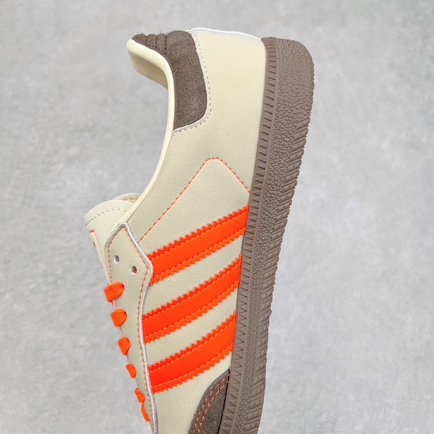 图片[7]-AD Original Samba OG 复古经典轻便板鞋 JI2732 这款桑巴鞋展示了高质量的工艺 带有装饰的超锁缝制和无缝的手感 柔软、柔软的皮革造型和标志性的3条纹完成了精致的外观 正规合身鞋带 鞋面上有绒面鞋垫 橡胶鞋底 享受正畸套筒软感 自50年代首次亮相以来就一直在赢得粉丝的青睐 尺码：36 36.5 37.5 38 38.5 39 40 40.5 41 42 42.5 43 44 44.5 45-选品中心