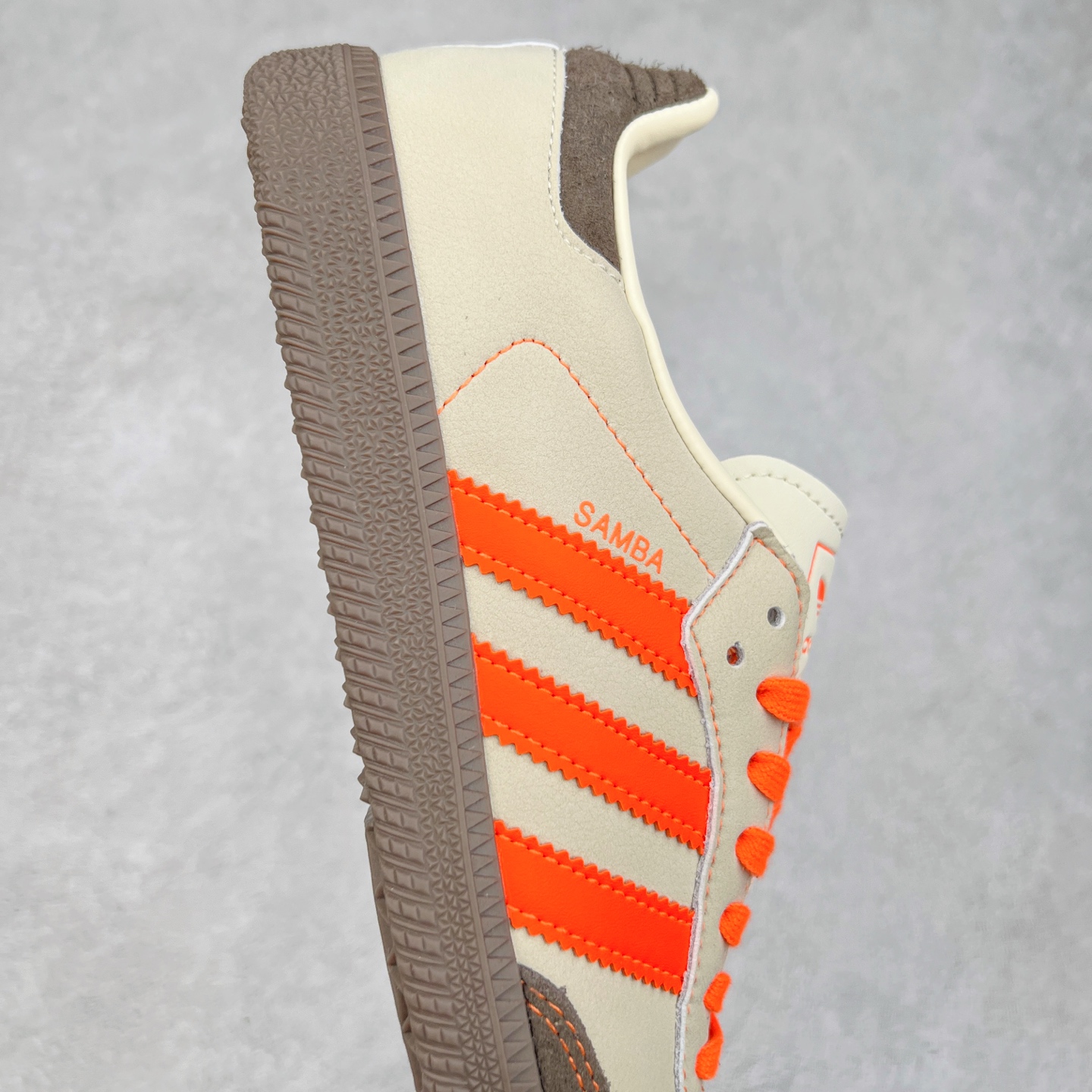 图片[6]-AD Original Samba OG 复古经典轻便板鞋 JI2732 这款桑巴鞋展示了高质量的工艺 带有装饰的超锁缝制和无缝的手感 柔软、柔软的皮革造型和标志性的3条纹完成了精致的外观 正规合身鞋带 鞋面上有绒面鞋垫 橡胶鞋底 享受正畸套筒软感 自50年代首次亮相以来就一直在赢得粉丝的青睐 尺码：36 36.5 37.5 38 38.5 39 40 40.5 41 42 42.5 43 44 44.5 45-选品中心