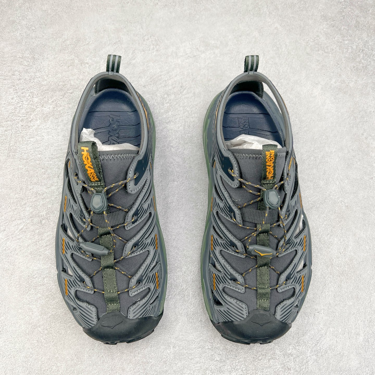 图片[2]-＃HK纯原 HOKA One One Hopara Sandals 霍帕拉系列水路两用溯溪涉水休闲户外露营凉鞋 作为先锋品牌的 HOKA ONE ONE总是以独特的方式 HOPA RA是一款溯溪鞋 又名排水鞋 可长期用于涉水和溯溪 保护脚底和脚趾的安全和舒适 鞋面材料速干 透气 耐磨 鞋底防滑 耐磨 抓地能力强 出于安全考虑 设计要求较高 涉水溯溪过程中 水 泥沙 可以直接从鞋内大孔排出 细纹鞋底使在岩石上抓地能力强 避免打滑 而上路后 鞋面具有快干透气等优点 尺码：36 36.5 37.5 38 39 40 40.5 41 42 42.5 43 44 45-选品中心