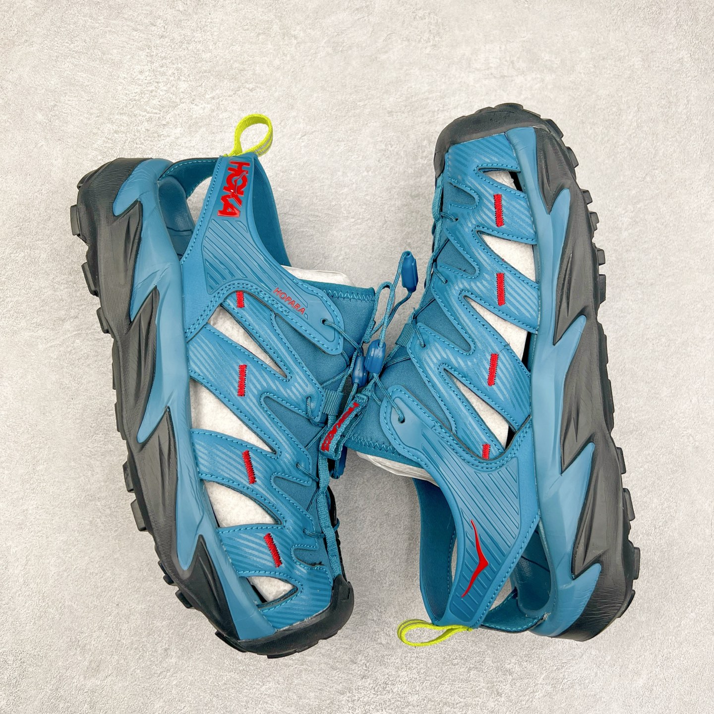 图片[3]-＃HK纯原 HOKA One One Hopara Sandals 霍帕拉系列水路两用溯溪涉水休闲户外露营凉鞋 作为先锋品牌的 HOKA ONE ONE总是以独特的方式 HOPA RA是一款溯溪鞋 又名排水鞋 可长期用于涉水和溯溪 保护脚底和脚趾的安全和舒适 鞋面材料速干 透气 耐磨 鞋底防滑 耐磨 抓地能力强 出于安全考虑 设计要求较高 涉水溯溪过程中 水 泥沙 可以直接从鞋内大孔排出 细纹鞋底使在岩石上抓地能力强 避免打滑 而上路后 鞋面具有快干透气等优点 尺码：36 36.5 37.5 38 39 40 40.5 41 42 42.5 43 44 45-选品中心