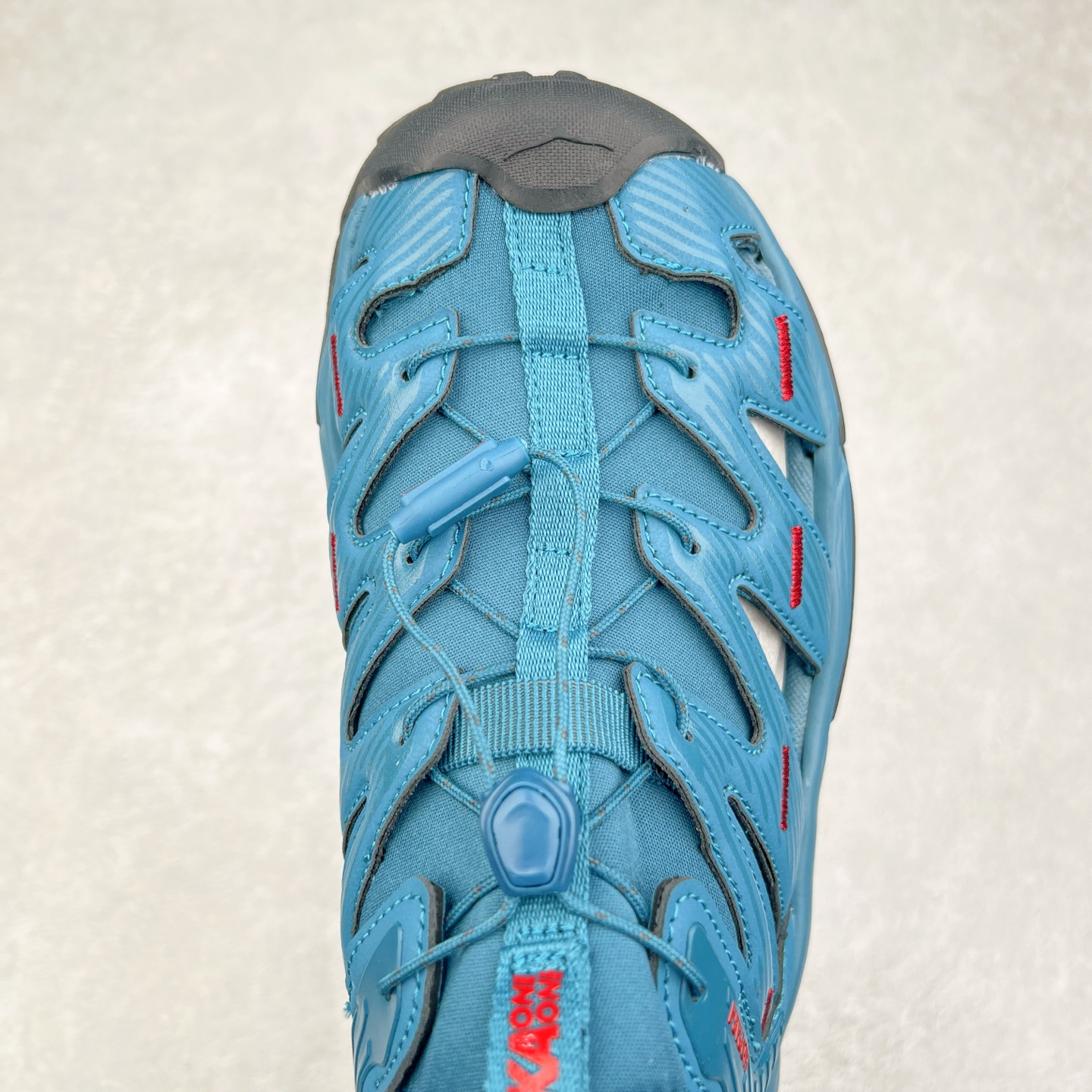 图片[4]-＃HK纯原 HOKA One One Hopara Sandals 霍帕拉系列水路两用溯溪涉水休闲户外露营凉鞋 作为先锋品牌的 HOKA ONE ONE总是以独特的方式 HOPA RA是一款溯溪鞋 又名排水鞋 可长期用于涉水和溯溪 保护脚底和脚趾的安全和舒适 鞋面材料速干 透气 耐磨 鞋底防滑 耐磨 抓地能力强 出于安全考虑 设计要求较高 涉水溯溪过程中 水 泥沙 可以直接从鞋内大孔排出 细纹鞋底使在岩石上抓地能力强 避免打滑 而上路后 鞋面具有快干透气等优点 尺码：36 36.5 37.5 38 39 40 40.5 41 42 42.5 43 44 45-选品中心