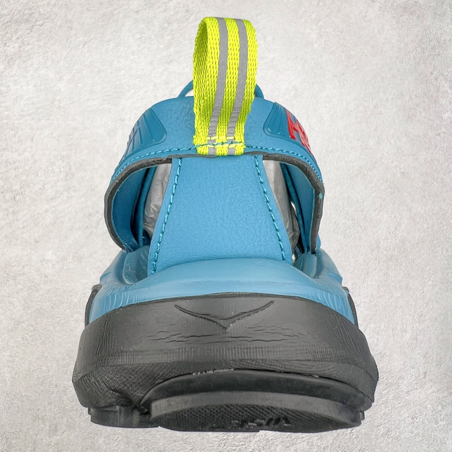 图片[8]-＃HK纯原 HOKA One One Hopara Sandals 霍帕拉系列水路两用溯溪涉水休闲户外露营凉鞋 作为先锋品牌的 HOKA ONE ONE总是以独特的方式 HOPA RA是一款溯溪鞋 又名排水鞋 可长期用于涉水和溯溪 保护脚底和脚趾的安全和舒适 鞋面材料速干 透气 耐磨 鞋底防滑 耐磨 抓地能力强 出于安全考虑 设计要求较高 涉水溯溪过程中 水 泥沙 可以直接从鞋内大孔排出 细纹鞋底使在岩石上抓地能力强 避免打滑 而上路后 鞋面具有快干透气等优点 尺码：36 36.5 37.5 38 39 40 40.5 41 42 42.5 43 44 45-选品中心