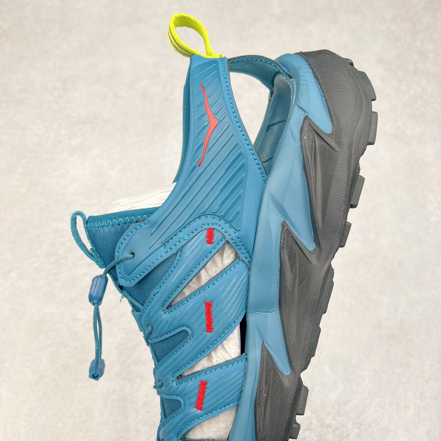 图片[7]-＃HK纯原 HOKA One One Hopara Sandals 霍帕拉系列水路两用溯溪涉水休闲户外露营凉鞋 作为先锋品牌的 HOKA ONE ONE总是以独特的方式 HOPA RA是一款溯溪鞋 又名排水鞋 可长期用于涉水和溯溪 保护脚底和脚趾的安全和舒适 鞋面材料速干 透气 耐磨 鞋底防滑 耐磨 抓地能力强 出于安全考虑 设计要求较高 涉水溯溪过程中 水 泥沙 可以直接从鞋内大孔排出 细纹鞋底使在岩石上抓地能力强 避免打滑 而上路后 鞋面具有快干透气等优点 尺码：36 36.5 37.5 38 39 40 40.5 41 42 42.5 43 44 45-选品中心