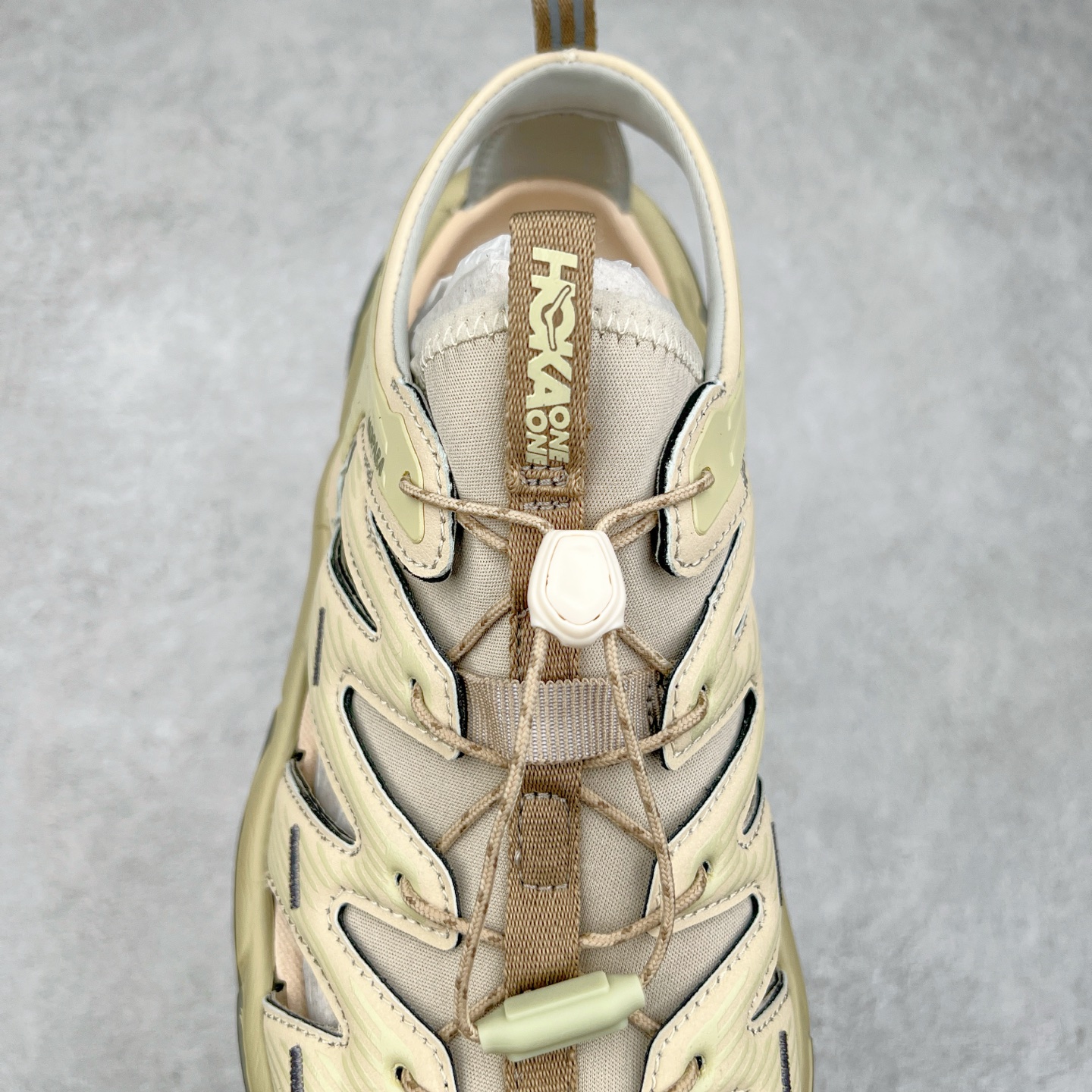 图片[5]-＃HK纯原 HOKA One One Hopara Sandals 霍帕拉系列水路两用溯溪涉水休闲户外露营凉鞋 作为先锋品牌的 HOKA ONE ONE总是以独特的方式 HOPA RA是一款溯溪鞋 又名排水鞋 可长期用于涉水和溯溪 保护脚底和脚趾的安全和舒适 鞋面材料速干 透气 耐磨 鞋底防滑 耐磨 抓地能力强 出于安全考虑 设计要求较高 涉水溯溪过程中 水 泥沙 可以直接从鞋内大孔排出 细纹鞋底使在岩石上抓地能力强 避免打滑 而上路后 鞋面具有快干透气等优点 尺码：36 36.5 37.5 38 39 40 40.5 41 42 42.5 43 44 45-选品中心