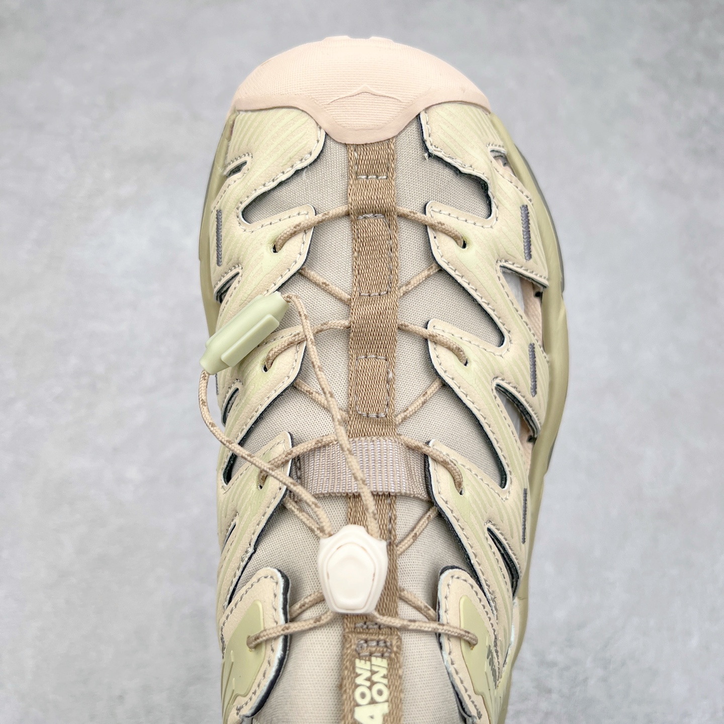 图片[4]-＃HK纯原 HOKA One One Hopara Sandals 霍帕拉系列水路两用溯溪涉水休闲户外露营凉鞋 作为先锋品牌的 HOKA ONE ONE总是以独特的方式 HOPA RA是一款溯溪鞋 又名排水鞋 可长期用于涉水和溯溪 保护脚底和脚趾的安全和舒适 鞋面材料速干 透气 耐磨 鞋底防滑 耐磨 抓地能力强 出于安全考虑 设计要求较高 涉水溯溪过程中 水 泥沙 可以直接从鞋内大孔排出 细纹鞋底使在岩石上抓地能力强 避免打滑 而上路后 鞋面具有快干透气等优点 尺码：36 36.5 37.5 38 39 40 40.5 41 42 42.5 43 44 45-选品中心