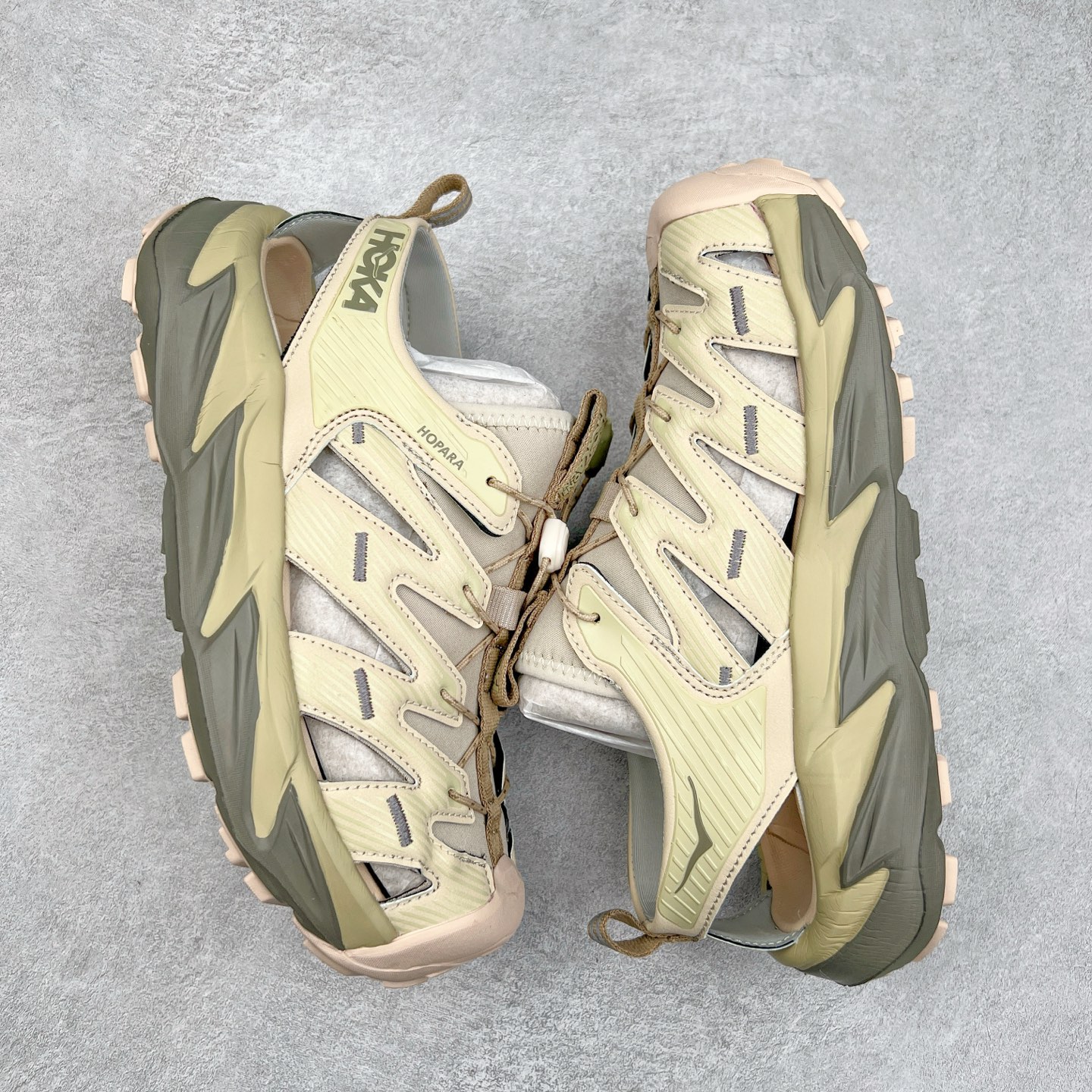 图片[3]-＃HK纯原 HOKA One One Hopara Sandals 霍帕拉系列水路两用溯溪涉水休闲户外露营凉鞋 作为先锋品牌的 HOKA ONE ONE总是以独特的方式 HOPA RA是一款溯溪鞋 又名排水鞋 可长期用于涉水和溯溪 保护脚底和脚趾的安全和舒适 鞋面材料速干 透气 耐磨 鞋底防滑 耐磨 抓地能力强 出于安全考虑 设计要求较高 涉水溯溪过程中 水 泥沙 可以直接从鞋内大孔排出 细纹鞋底使在岩石上抓地能力强 避免打滑 而上路后 鞋面具有快干透气等优点 尺码：36 36.5 37.5 38 39 40 40.5 41 42 42.5 43 44 45-选品中心