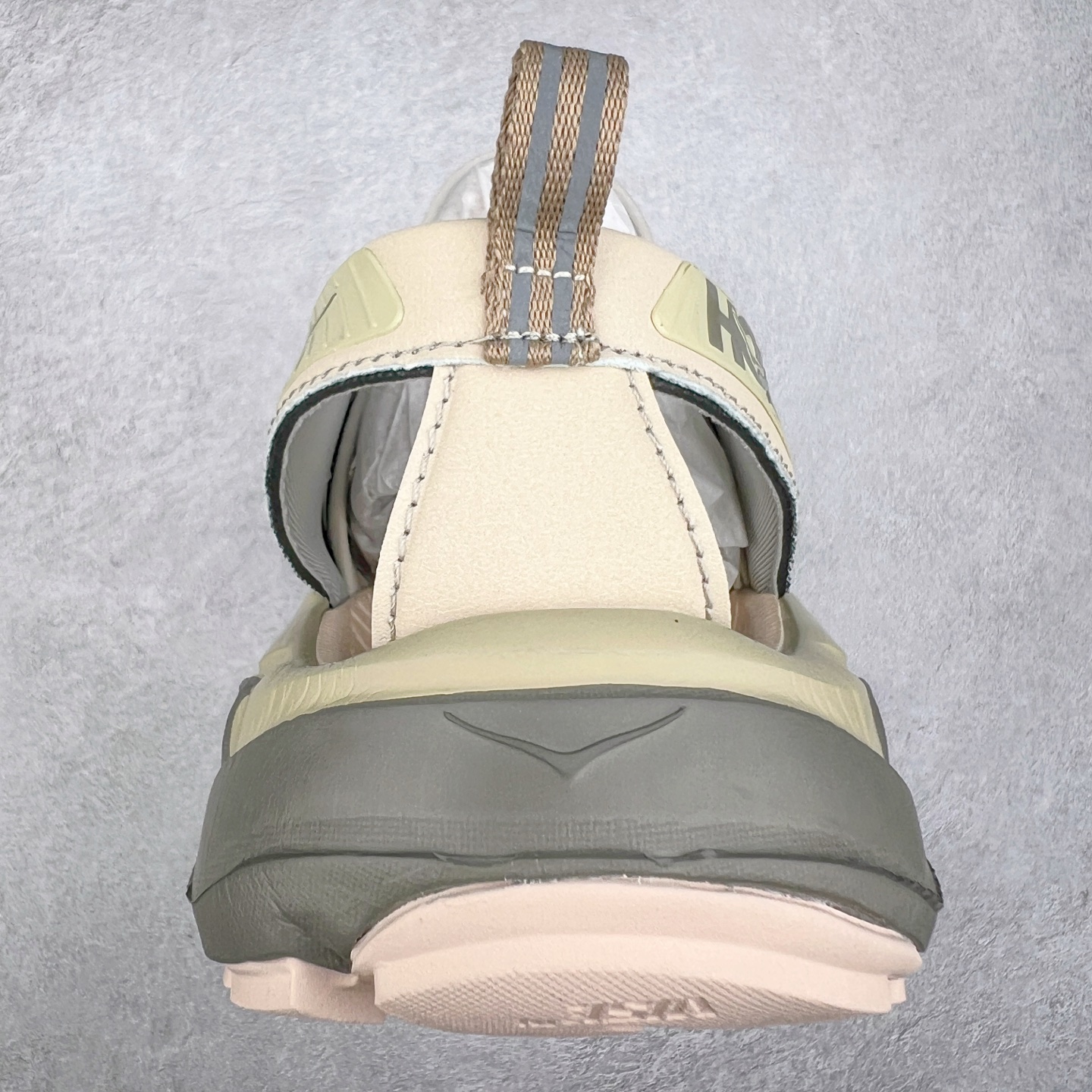 图片[8]-＃HK纯原 HOKA One One Hopara Sandals 霍帕拉系列水路两用溯溪涉水休闲户外露营凉鞋 作为先锋品牌的 HOKA ONE ONE总是以独特的方式 HOPA RA是一款溯溪鞋 又名排水鞋 可长期用于涉水和溯溪 保护脚底和脚趾的安全和舒适 鞋面材料速干 透气 耐磨 鞋底防滑 耐磨 抓地能力强 出于安全考虑 设计要求较高 涉水溯溪过程中 水 泥沙 可以直接从鞋内大孔排出 细纹鞋底使在岩石上抓地能力强 避免打滑 而上路后 鞋面具有快干透气等优点 尺码：36 36.5 37.5 38 39 40 40.5 41 42 42.5 43 44 45-选品中心