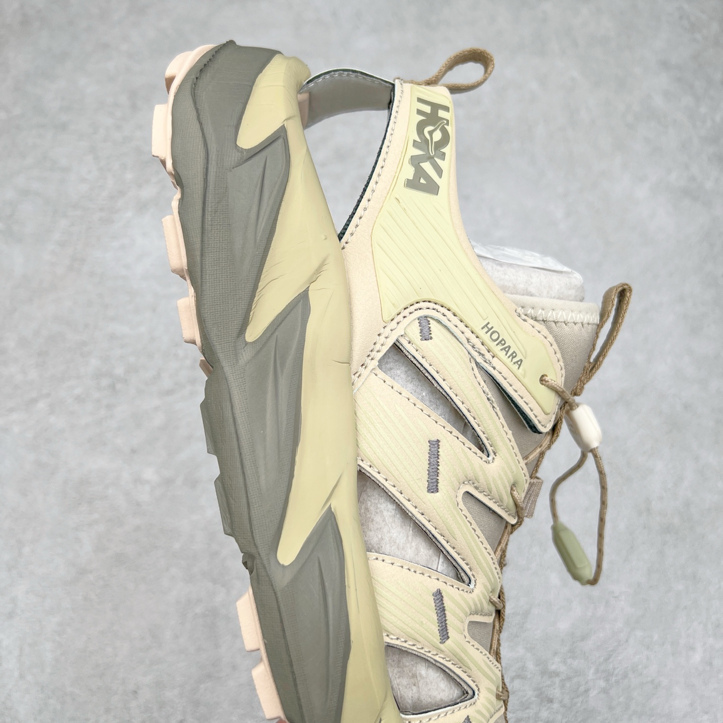 图片[6]-＃HK纯原 HOKA One One Hopara Sandals 霍帕拉系列水路两用溯溪涉水休闲户外露营凉鞋 作为先锋品牌的 HOKA ONE ONE总是以独特的方式 HOPA RA是一款溯溪鞋 又名排水鞋 可长期用于涉水和溯溪 保护脚底和脚趾的安全和舒适 鞋面材料速干 透气 耐磨 鞋底防滑 耐磨 抓地能力强 出于安全考虑 设计要求较高 涉水溯溪过程中 水 泥沙 可以直接从鞋内大孔排出 细纹鞋底使在岩石上抓地能力强 避免打滑 而上路后 鞋面具有快干透气等优点 尺码：36 36.5 37.5 38 39 40 40.5 41 42 42.5 43 44 45-选品中心