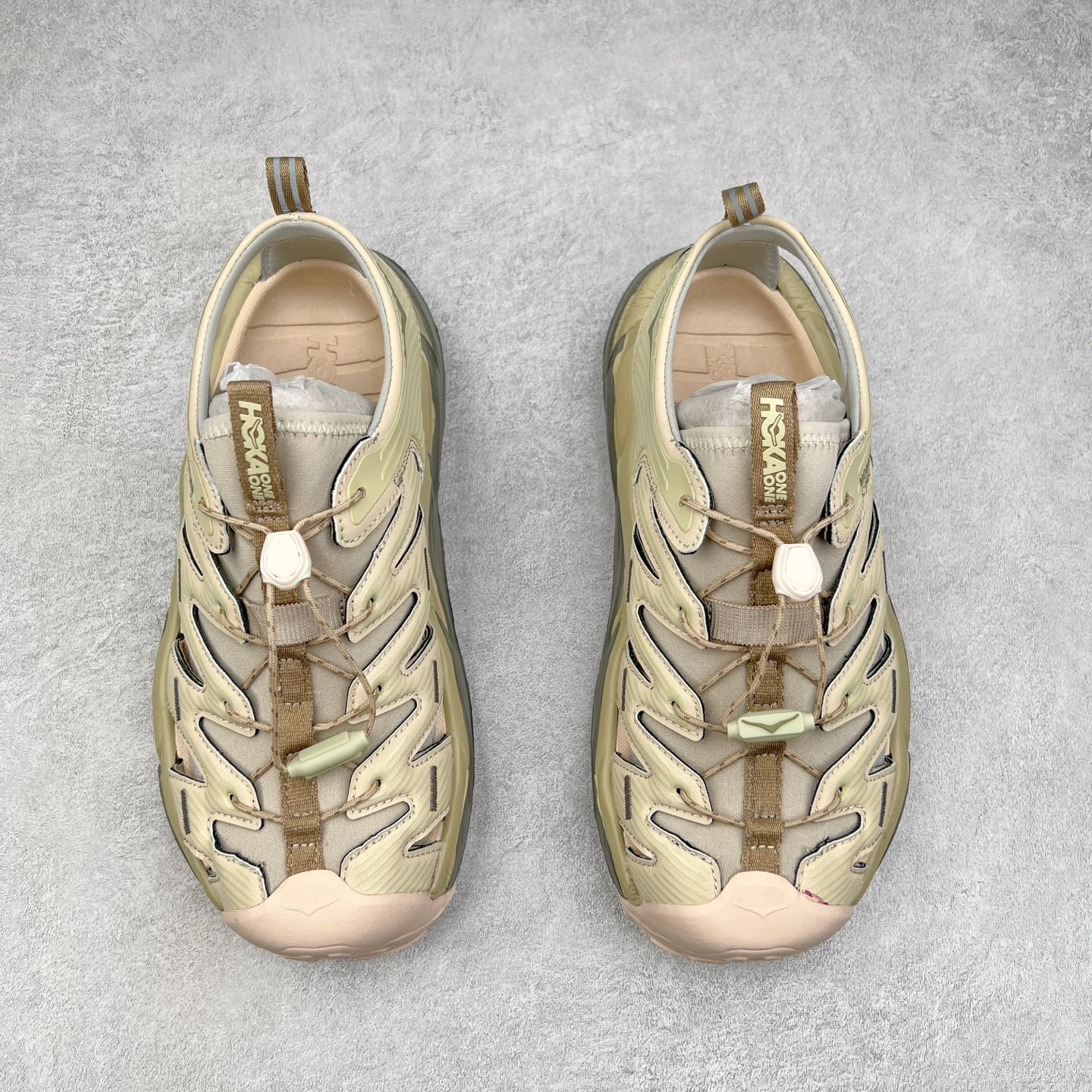 图片[2]-＃HK纯原 HOKA One One Hopara Sandals 霍帕拉系列水路两用溯溪涉水休闲户外露营凉鞋 作为先锋品牌的 HOKA ONE ONE总是以独特的方式 HOPA RA是一款溯溪鞋 又名排水鞋 可长期用于涉水和溯溪 保护脚底和脚趾的安全和舒适 鞋面材料速干 透气 耐磨 鞋底防滑 耐磨 抓地能力强 出于安全考虑 设计要求较高 涉水溯溪过程中 水 泥沙 可以直接从鞋内大孔排出 细纹鞋底使在岩石上抓地能力强 避免打滑 而上路后 鞋面具有快干透气等优点 尺码：36 36.5 37.5 38 39 40 40.5 41 42 42.5 43 44 45-选品中心