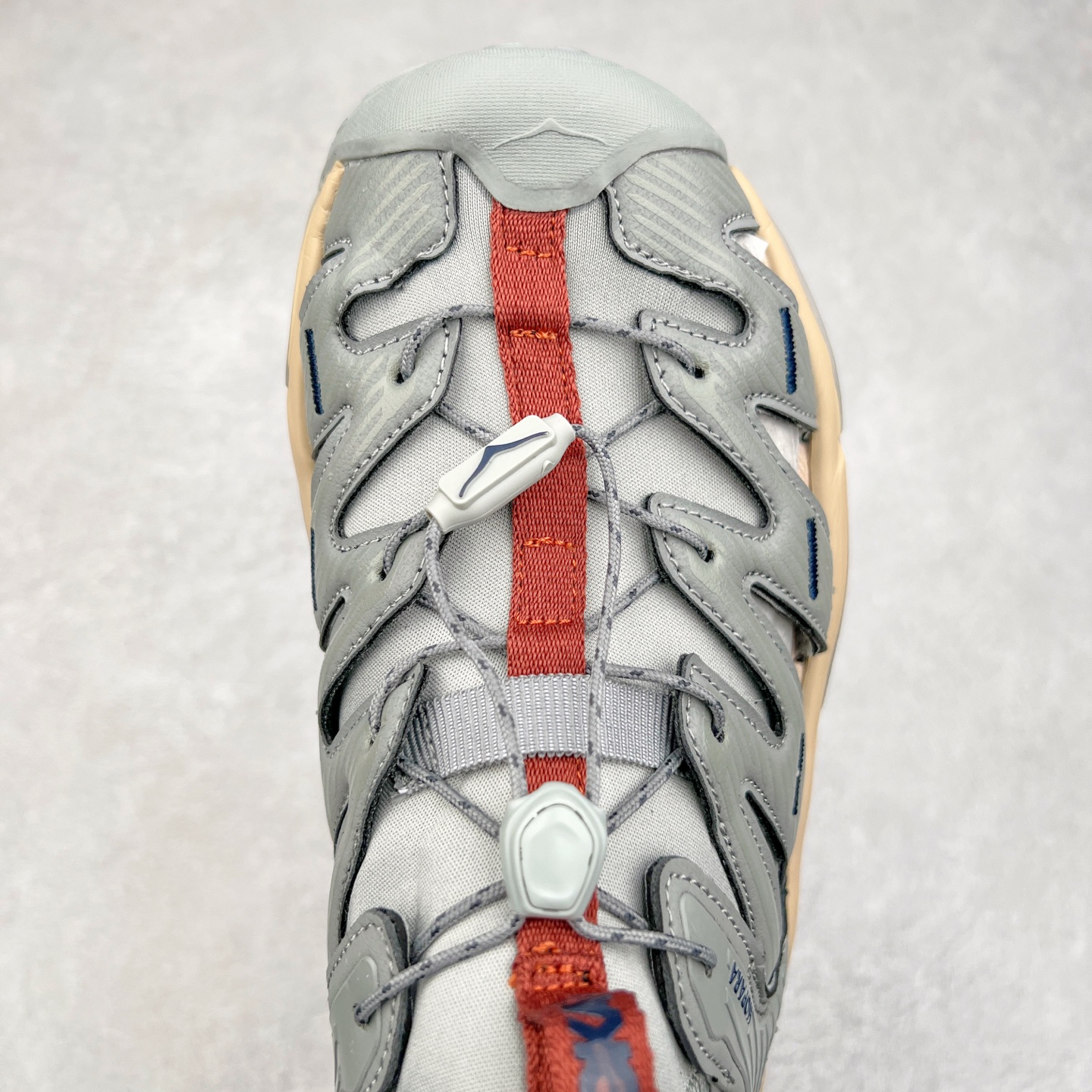 图片[4]-＃HK纯原 HOKA One One Hopara Sandals 霍帕拉系列水路两用溯溪涉水休闲户外露营凉鞋 作为先锋品牌的 HOKA ONE ONE总是以独特的方式 HOPA RA是一款溯溪鞋 又名排水鞋 可长期用于涉水和溯溪 保护脚底和脚趾的安全和舒适 鞋面材料速干 透气 耐磨 鞋底防滑 耐磨 抓地能力强 出于安全考虑 设计要求较高 涉水溯溪过程中 水 泥沙 可以直接从鞋内大孔排出 细纹鞋底使在岩石上抓地能力强 避免打滑 而上路后 鞋面具有快干透气等优点 尺码：36 36.5 37.5 38 39 40 40.5 41 42 42.5 43 44 45-选品中心