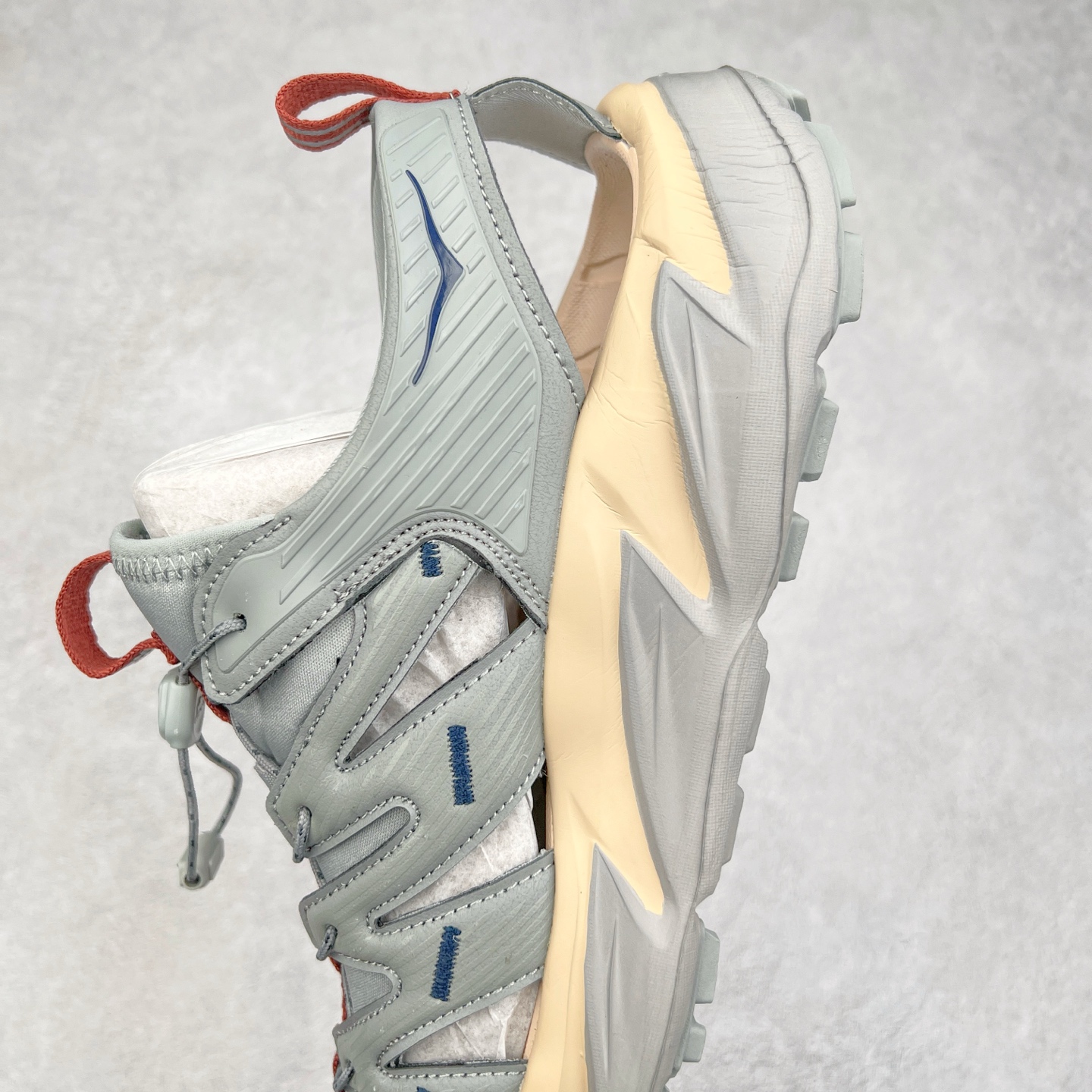 图片[7]-＃HK纯原 HOKA One One Hopara Sandals 霍帕拉系列水路两用溯溪涉水休闲户外露营凉鞋 作为先锋品牌的 HOKA ONE ONE总是以独特的方式 HOPA RA是一款溯溪鞋 又名排水鞋 可长期用于涉水和溯溪 保护脚底和脚趾的安全和舒适 鞋面材料速干 透气 耐磨 鞋底防滑 耐磨 抓地能力强 出于安全考虑 设计要求较高 涉水溯溪过程中 水 泥沙 可以直接从鞋内大孔排出 细纹鞋底使在岩石上抓地能力强 避免打滑 而上路后 鞋面具有快干透气等优点 尺码：36 36.5 37.5 38 39 40 40.5 41 42 42.5 43 44 45-选品中心