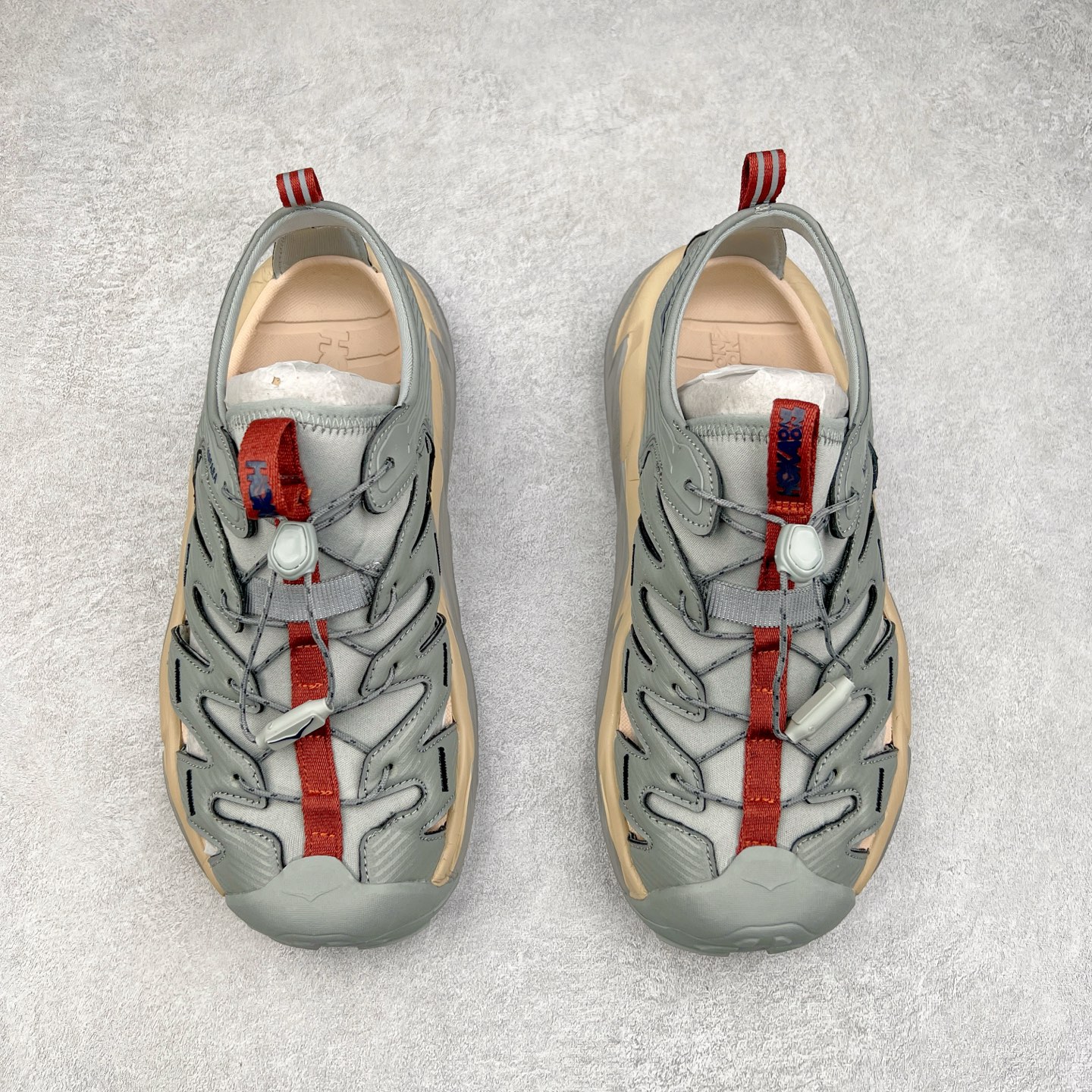 图片[2]-＃HK纯原 HOKA One One Hopara Sandals 霍帕拉系列水路两用溯溪涉水休闲户外露营凉鞋 作为先锋品牌的 HOKA ONE ONE总是以独特的方式 HOPA RA是一款溯溪鞋 又名排水鞋 可长期用于涉水和溯溪 保护脚底和脚趾的安全和舒适 鞋面材料速干 透气 耐磨 鞋底防滑 耐磨 抓地能力强 出于安全考虑 设计要求较高 涉水溯溪过程中 水 泥沙 可以直接从鞋内大孔排出 细纹鞋底使在岩石上抓地能力强 避免打滑 而上路后 鞋面具有快干透气等优点 尺码：36 36.5 37.5 38 39 40 40.5 41 42 42.5 43 44 45-选品中心