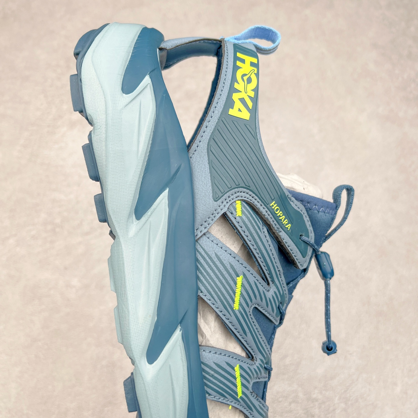 图片[6]-＃HK纯原 HOKA One One Hopara Sandals 霍帕拉系列水路两用溯溪涉水休闲户外露营凉鞋 作为先锋品牌的 HOKA ONE ONE总是以独特的方式 HOPA RA是一款溯溪鞋 又名排水鞋 可长期用于涉水和溯溪 保护脚底和脚趾的安全和舒适 鞋面材料速干 透气 耐磨 鞋底防滑 耐磨 抓地能力强 出于安全考虑 设计要求较高 涉水溯溪过程中 水 泥沙 可以直接从鞋内大孔排出 细纹鞋底使在岩石上抓地能力强 避免打滑 而上路后 鞋面具有快干透气等优点 尺码：36 36.5 37.5 38 39 40 40.5 41 42 42.5 43 44 45-选品中心