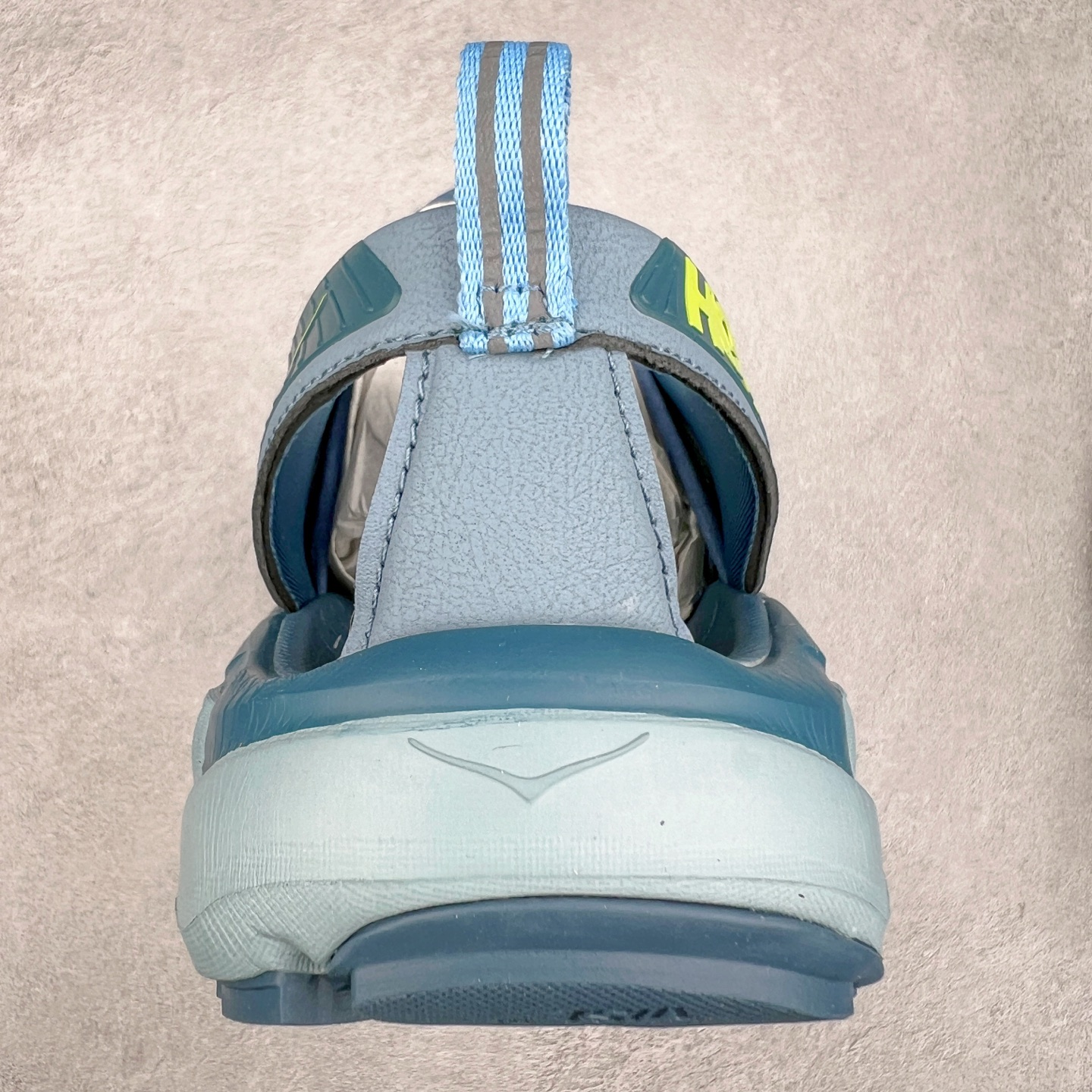 图片[8]-＃HK纯原 HOKA One One Hopara Sandals 霍帕拉系列水路两用溯溪涉水休闲户外露营凉鞋 作为先锋品牌的 HOKA ONE ONE总是以独特的方式 HOPA RA是一款溯溪鞋 又名排水鞋 可长期用于涉水和溯溪 保护脚底和脚趾的安全和舒适 鞋面材料速干 透气 耐磨 鞋底防滑 耐磨 抓地能力强 出于安全考虑 设计要求较高 涉水溯溪过程中 水 泥沙 可以直接从鞋内大孔排出 细纹鞋底使在岩石上抓地能力强 避免打滑 而上路后 鞋面具有快干透气等优点 尺码：36 36.5 37.5 38 39 40 40.5 41 42 42.5 43 44 45-选品中心