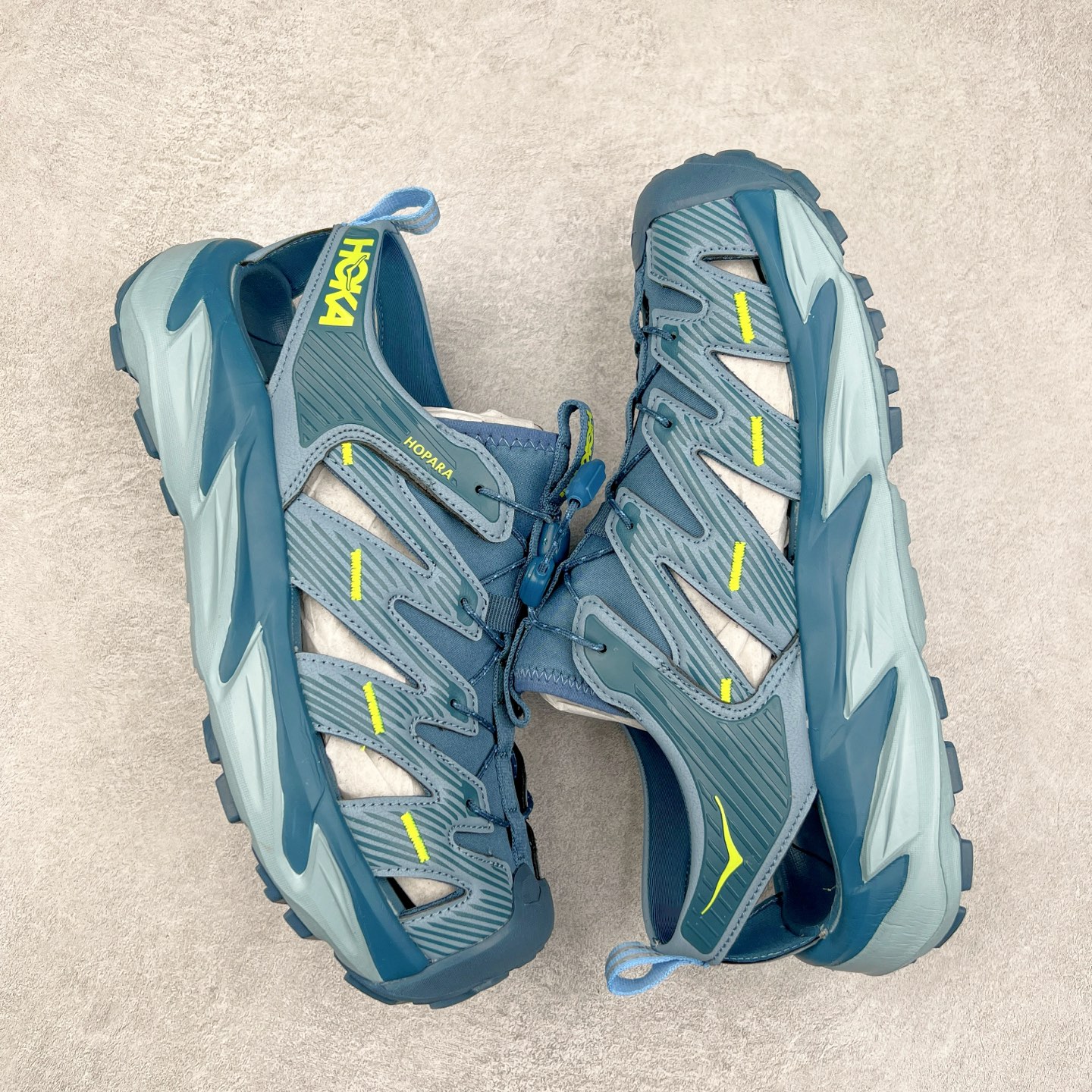 图片[3]-＃HK纯原 HOKA One One Hopara Sandals 霍帕拉系列水路两用溯溪涉水休闲户外露营凉鞋 作为先锋品牌的 HOKA ONE ONE总是以独特的方式 HOPA RA是一款溯溪鞋 又名排水鞋 可长期用于涉水和溯溪 保护脚底和脚趾的安全和舒适 鞋面材料速干 透气 耐磨 鞋底防滑 耐磨 抓地能力强 出于安全考虑 设计要求较高 涉水溯溪过程中 水 泥沙 可以直接从鞋内大孔排出 细纹鞋底使在岩石上抓地能力强 避免打滑 而上路后 鞋面具有快干透气等优点 尺码：36 36.5 37.5 38 39 40 40.5 41 42 42.5 43 44 45-选品中心