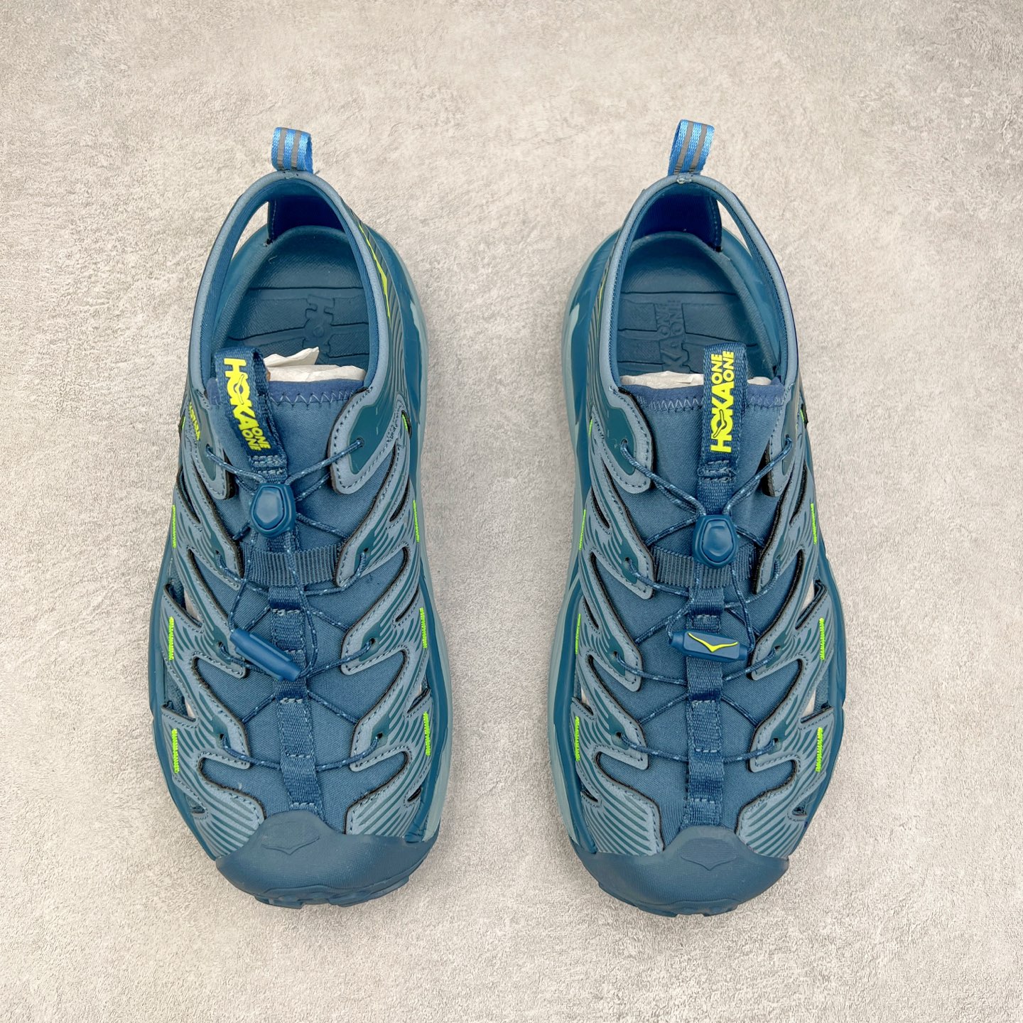 图片[2]-＃HK纯原 HOKA One One Hopara Sandals 霍帕拉系列水路两用溯溪涉水休闲户外露营凉鞋 作为先锋品牌的 HOKA ONE ONE总是以独特的方式 HOPA RA是一款溯溪鞋 又名排水鞋 可长期用于涉水和溯溪 保护脚底和脚趾的安全和舒适 鞋面材料速干 透气 耐磨 鞋底防滑 耐磨 抓地能力强 出于安全考虑 设计要求较高 涉水溯溪过程中 水 泥沙 可以直接从鞋内大孔排出 细纹鞋底使在岩石上抓地能力强 避免打滑 而上路后 鞋面具有快干透气等优点 尺码：36 36.5 37.5 38 39 40 40.5 41 42 42.5 43 44 45-选品中心