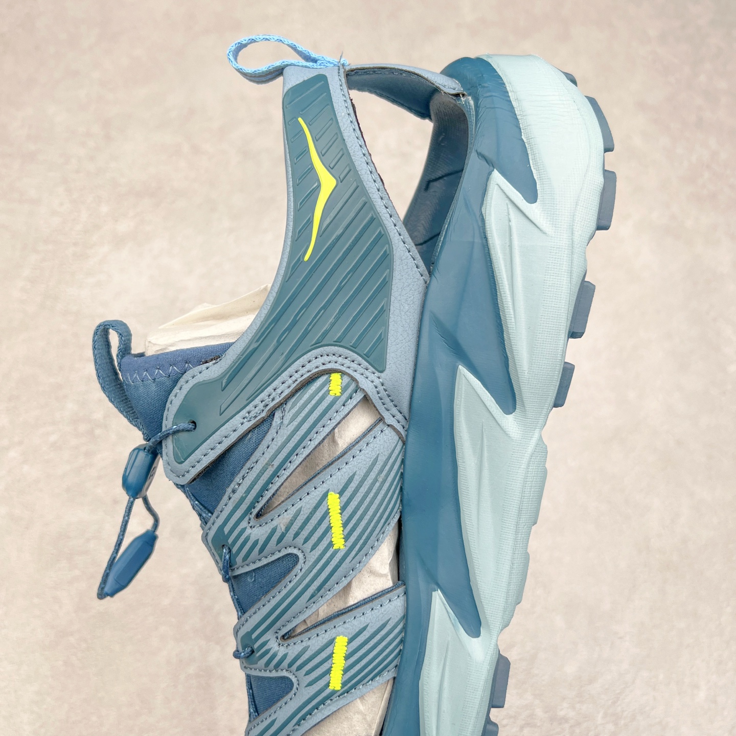 图片[7]-＃HK纯原 HOKA One One Hopara Sandals 霍帕拉系列水路两用溯溪涉水休闲户外露营凉鞋 作为先锋品牌的 HOKA ONE ONE总是以独特的方式 HOPA RA是一款溯溪鞋 又名排水鞋 可长期用于涉水和溯溪 保护脚底和脚趾的安全和舒适 鞋面材料速干 透气 耐磨 鞋底防滑 耐磨 抓地能力强 出于安全考虑 设计要求较高 涉水溯溪过程中 水 泥沙 可以直接从鞋内大孔排出 细纹鞋底使在岩石上抓地能力强 避免打滑 而上路后 鞋面具有快干透气等优点 尺码：36 36.5 37.5 38 39 40 40.5 41 42 42.5 43 44 45-选品中心