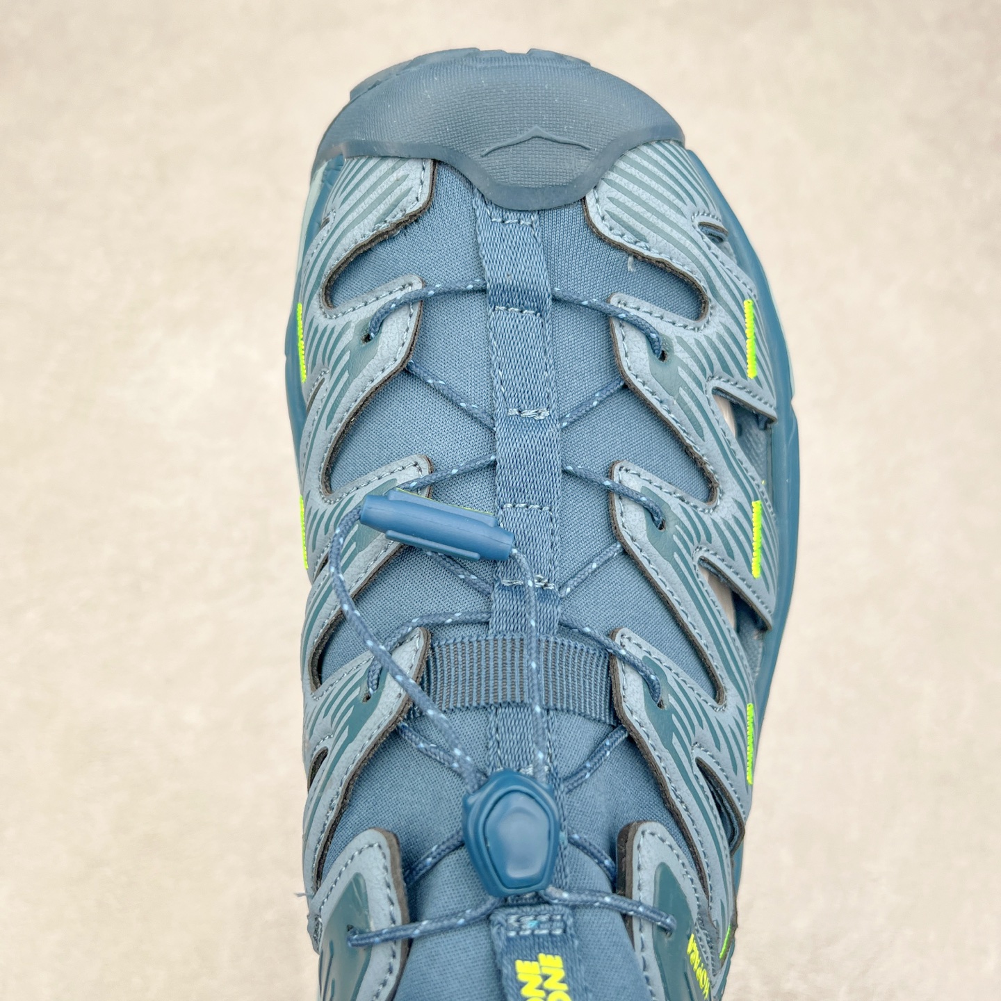 图片[4]-＃HK纯原 HOKA One One Hopara Sandals 霍帕拉系列水路两用溯溪涉水休闲户外露营凉鞋 作为先锋品牌的 HOKA ONE ONE总是以独特的方式 HOPA RA是一款溯溪鞋 又名排水鞋 可长期用于涉水和溯溪 保护脚底和脚趾的安全和舒适 鞋面材料速干 透气 耐磨 鞋底防滑 耐磨 抓地能力强 出于安全考虑 设计要求较高 涉水溯溪过程中 水 泥沙 可以直接从鞋内大孔排出 细纹鞋底使在岩石上抓地能力强 避免打滑 而上路后 鞋面具有快干透气等优点 尺码：36 36.5 37.5 38 39 40 40.5 41 42 42.5 43 44 45-选品中心