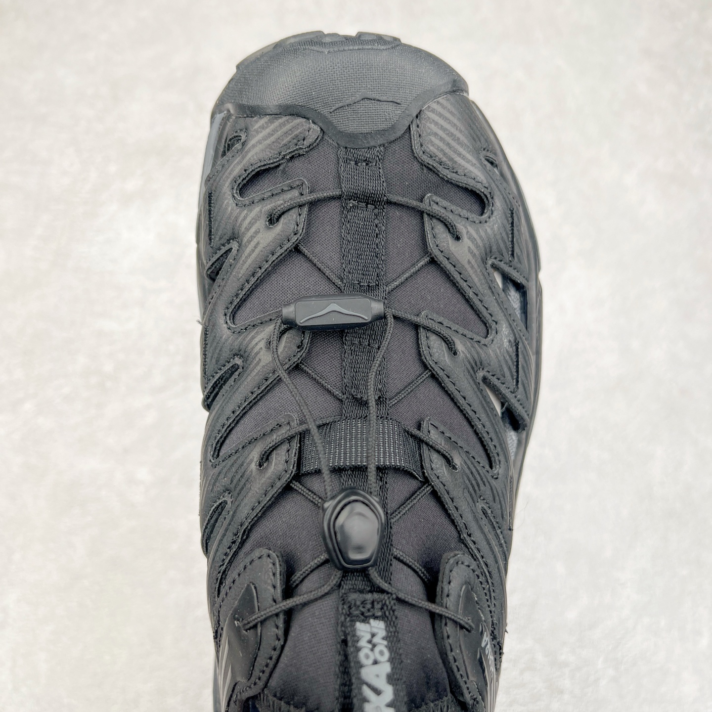 图片[4]-＃HK纯原 HOKA One One Hopara Sandals 霍帕拉系列水路两用溯溪涉水休闲户外露营凉鞋 作为先锋品牌的 HOKA ONE ONE总是以独特的方式 HOPA RA是一款溯溪鞋 又名排水鞋 可长期用于涉水和溯溪 保护脚底和脚趾的安全和舒适 鞋面材料速干 透气 耐磨 鞋底防滑 耐磨 抓地能力强 出于安全考虑 设计要求较高 涉水溯溪过程中 水 泥沙 可以直接从鞋内大孔排出 细纹鞋底使在岩石上抓地能力强 避免打滑 而上路后 鞋面具有快干透气等优点 尺码：36 36.5 37.5 38 39 40 40.5 41 42 42.5 43 44 45-选品中心