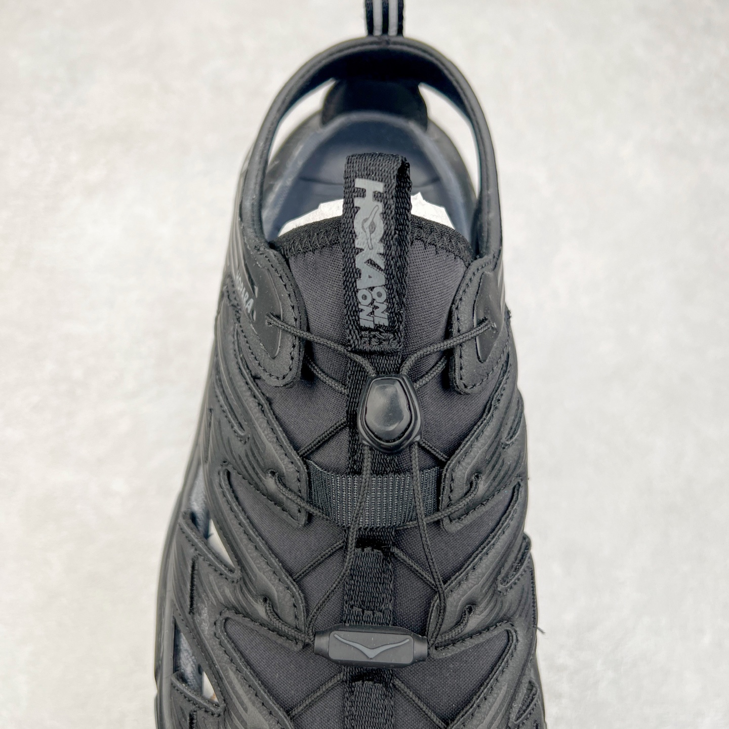 图片[5]-＃HK纯原 HOKA One One Hopara Sandals 霍帕拉系列水路两用溯溪涉水休闲户外露营凉鞋 作为先锋品牌的 HOKA ONE ONE总是以独特的方式 HOPA RA是一款溯溪鞋 又名排水鞋 可长期用于涉水和溯溪 保护脚底和脚趾的安全和舒适 鞋面材料速干 透气 耐磨 鞋底防滑 耐磨 抓地能力强 出于安全考虑 设计要求较高 涉水溯溪过程中 水 泥沙 可以直接从鞋内大孔排出 细纹鞋底使在岩石上抓地能力强 避免打滑 而上路后 鞋面具有快干透气等优点 尺码：36 36.5 37.5 38 39 40 40.5 41 42 42.5 43 44 45-选品中心