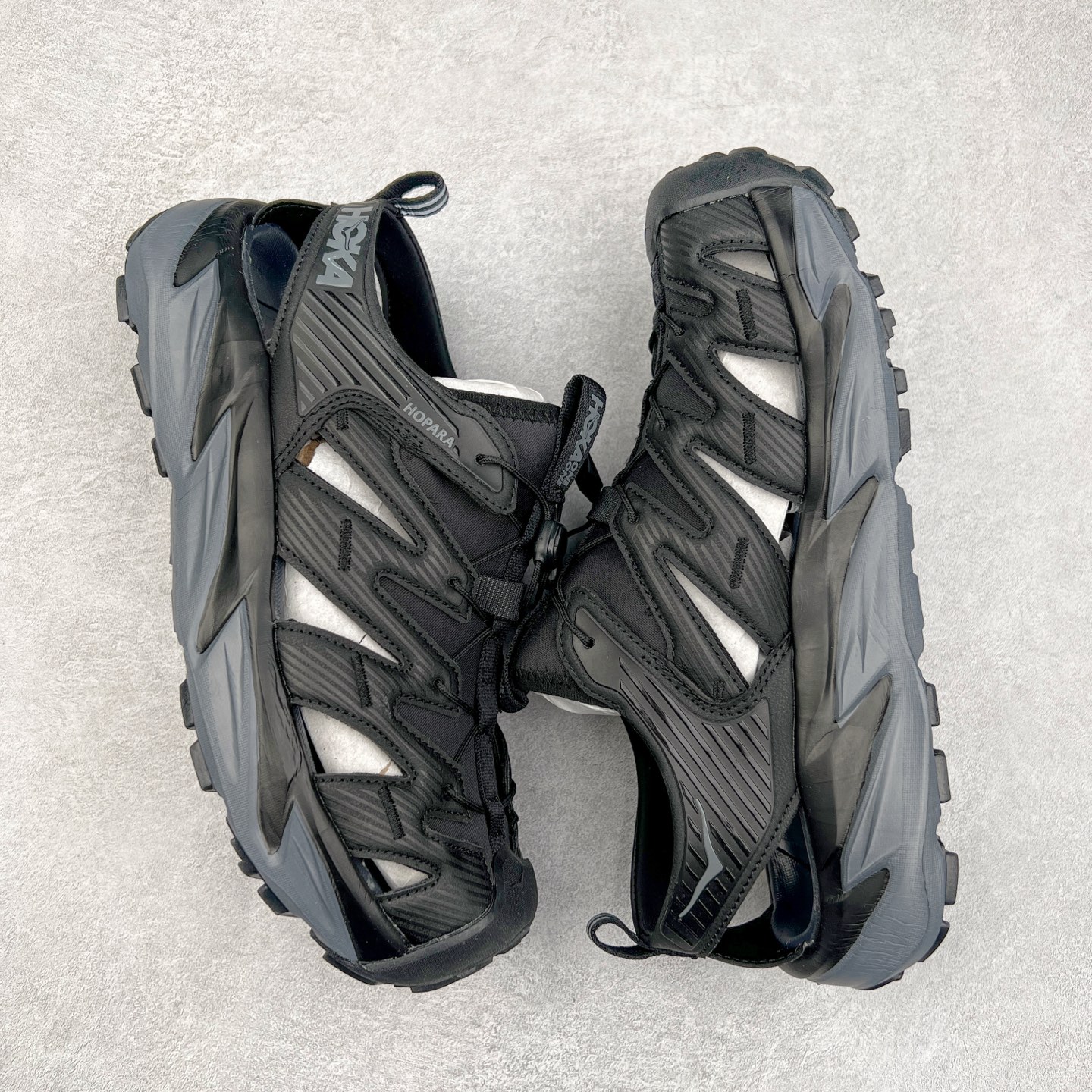 图片[3]-＃HK纯原 HOKA One One Hopara Sandals 霍帕拉系列水路两用溯溪涉水休闲户外露营凉鞋 作为先锋品牌的 HOKA ONE ONE总是以独特的方式 HOPA RA是一款溯溪鞋 又名排水鞋 可长期用于涉水和溯溪 保护脚底和脚趾的安全和舒适 鞋面材料速干 透气 耐磨 鞋底防滑 耐磨 抓地能力强 出于安全考虑 设计要求较高 涉水溯溪过程中 水 泥沙 可以直接从鞋内大孔排出 细纹鞋底使在岩石上抓地能力强 避免打滑 而上路后 鞋面具有快干透气等优点 尺码：36 36.5 37.5 38 39 40 40.5 41 42 42.5 43 44 45-选品中心