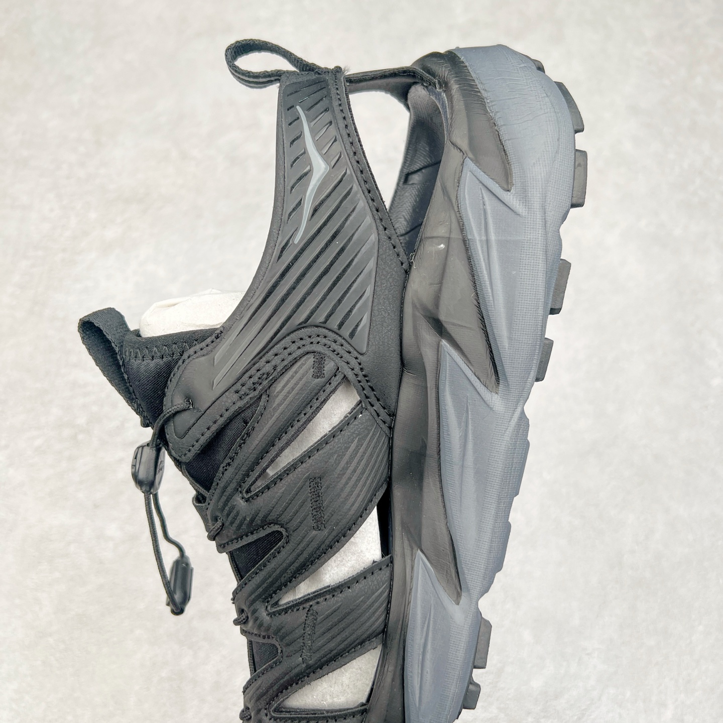 图片[7]-＃HK纯原 HOKA One One Hopara Sandals 霍帕拉系列水路两用溯溪涉水休闲户外露营凉鞋 作为先锋品牌的 HOKA ONE ONE总是以独特的方式 HOPA RA是一款溯溪鞋 又名排水鞋 可长期用于涉水和溯溪 保护脚底和脚趾的安全和舒适 鞋面材料速干 透气 耐磨 鞋底防滑 耐磨 抓地能力强 出于安全考虑 设计要求较高 涉水溯溪过程中 水 泥沙 可以直接从鞋内大孔排出 细纹鞋底使在岩石上抓地能力强 避免打滑 而上路后 鞋面具有快干透气等优点 尺码：36 36.5 37.5 38 39 40 40.5 41 42 42.5 43 44 45-选品中心